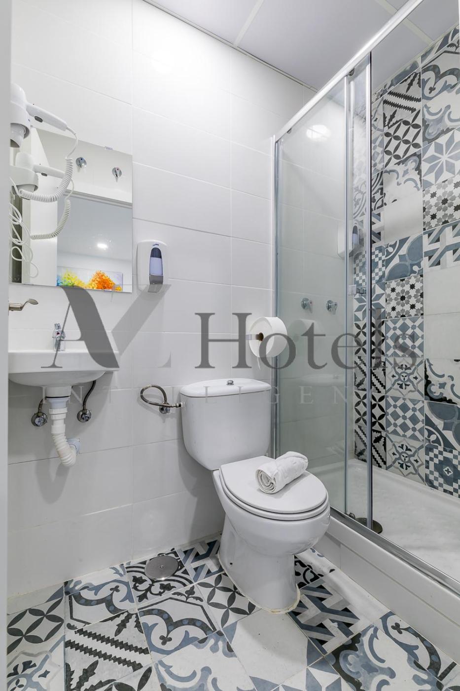 Double Room with Private Bathroom - Semi-basement - Photo 32
