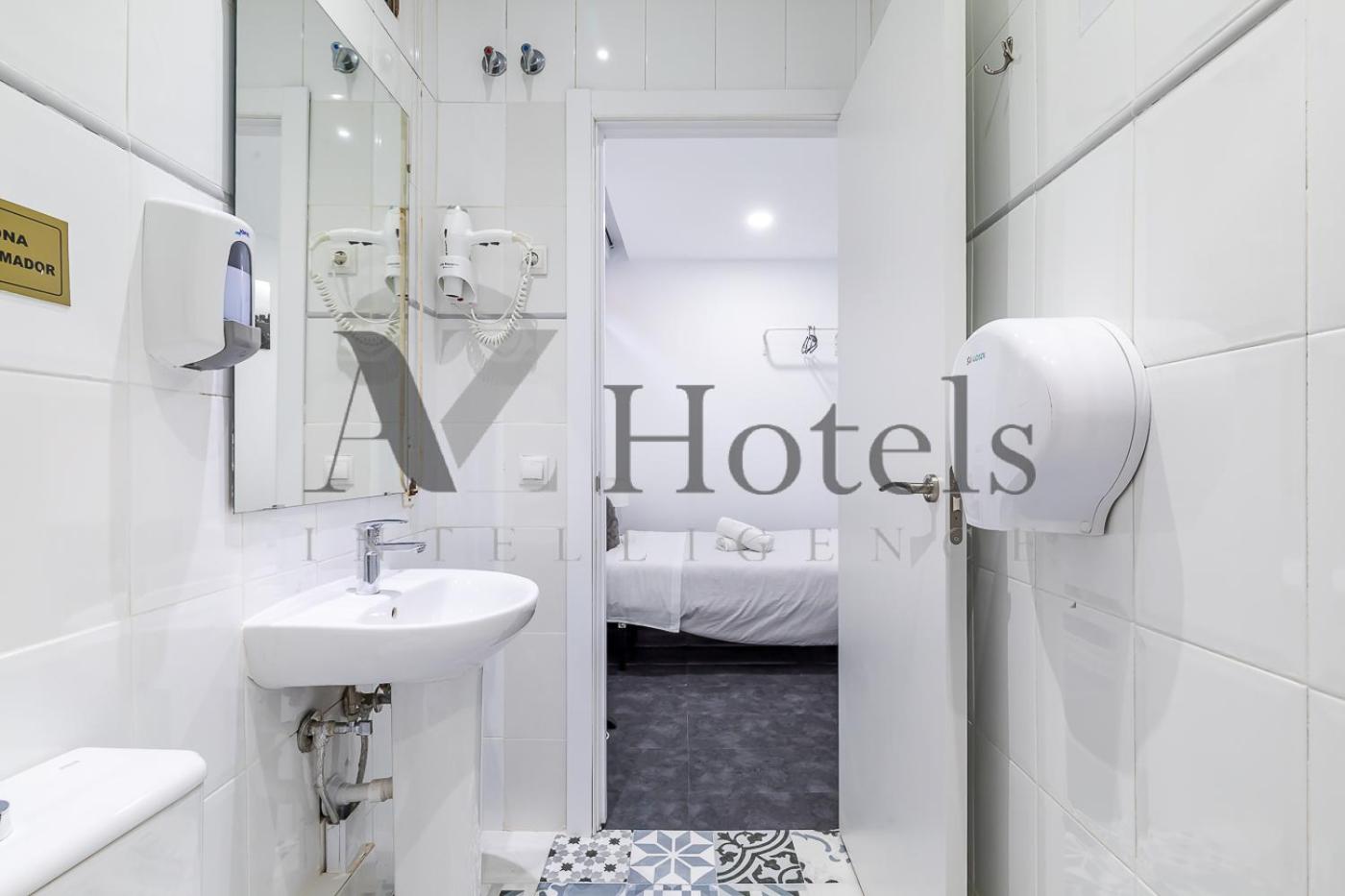 Double Room with Private Bathroom - Semi-basement - Photo 34