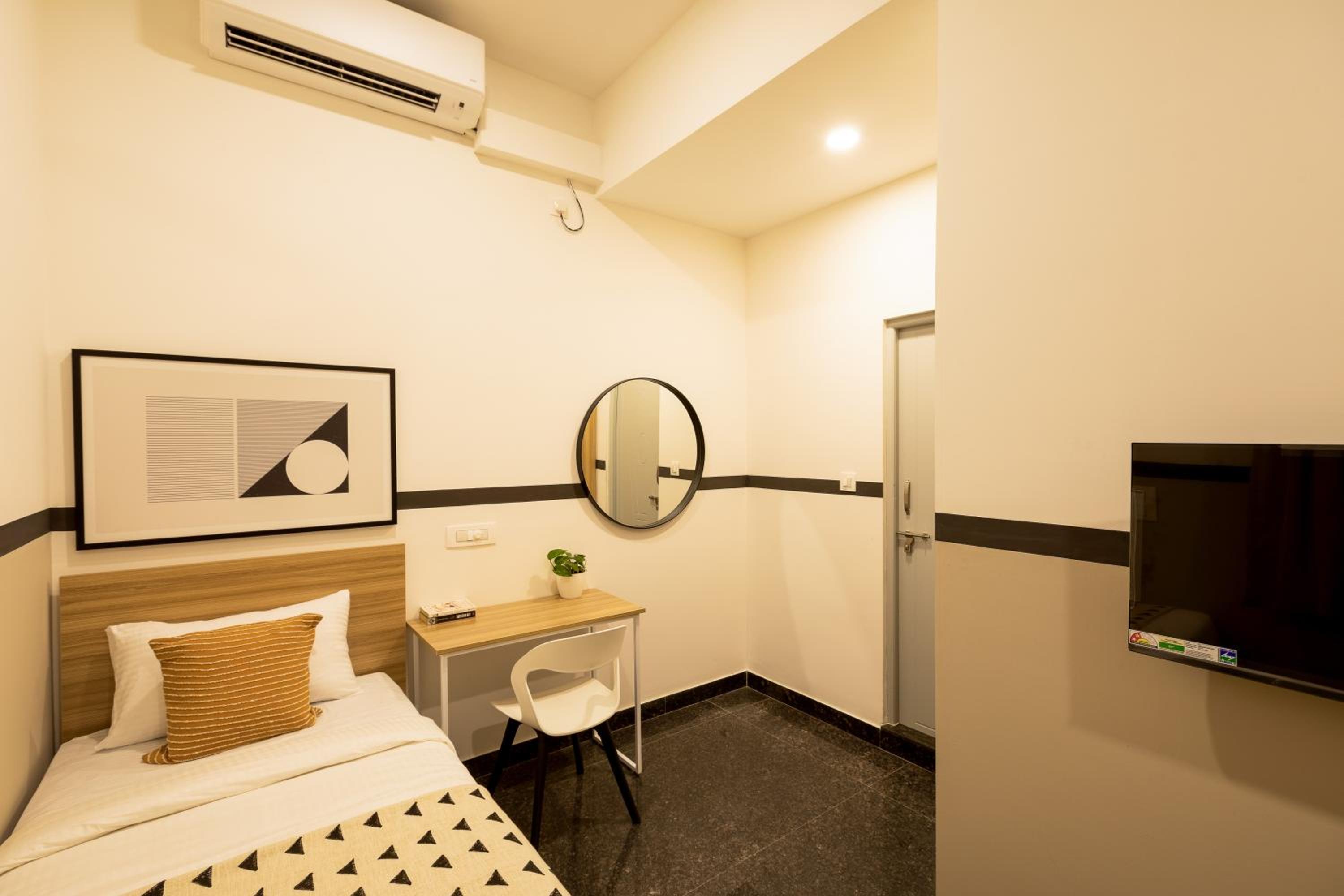 Standard Twin Room - Photo 3