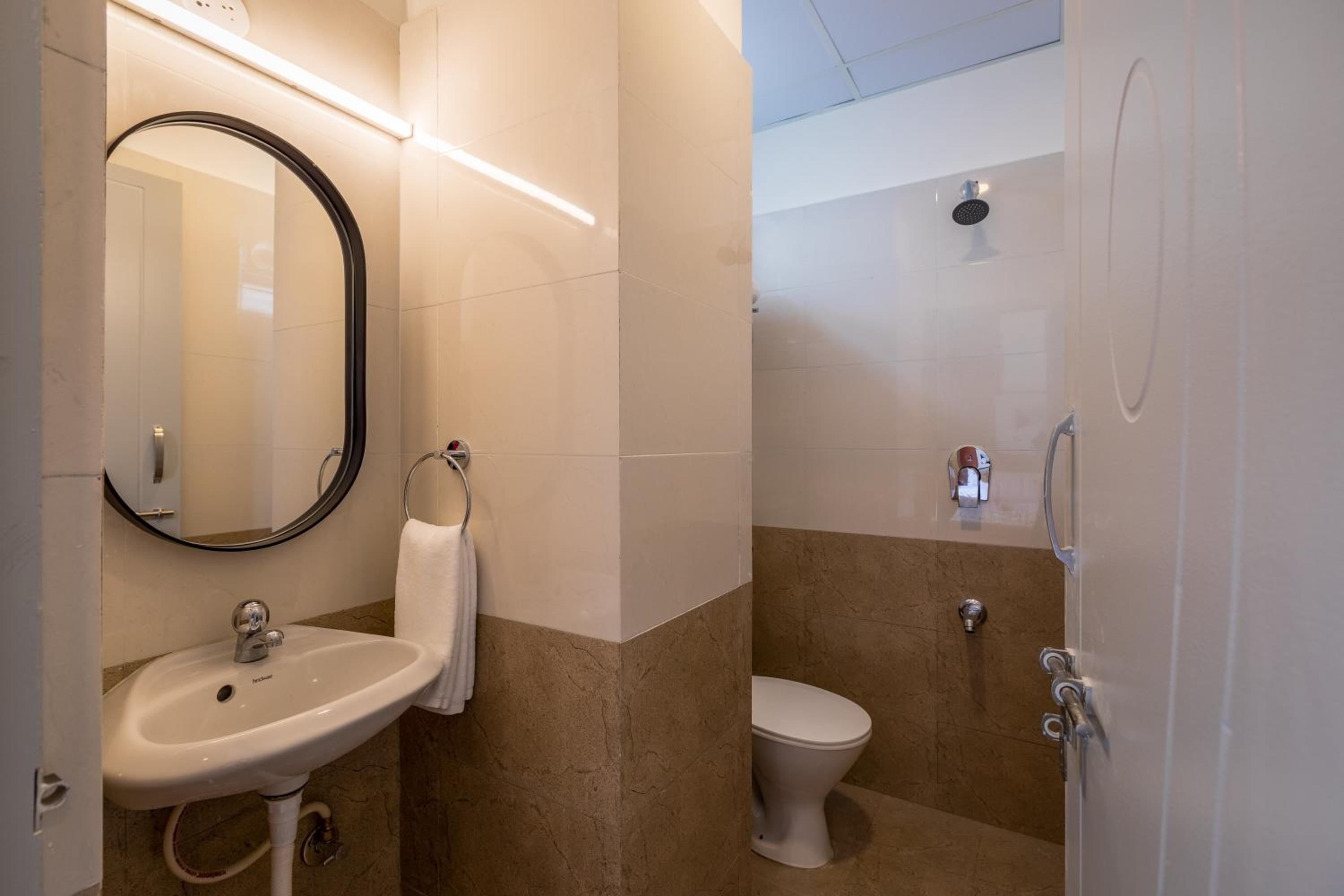 Standard Double Room - Photo 8