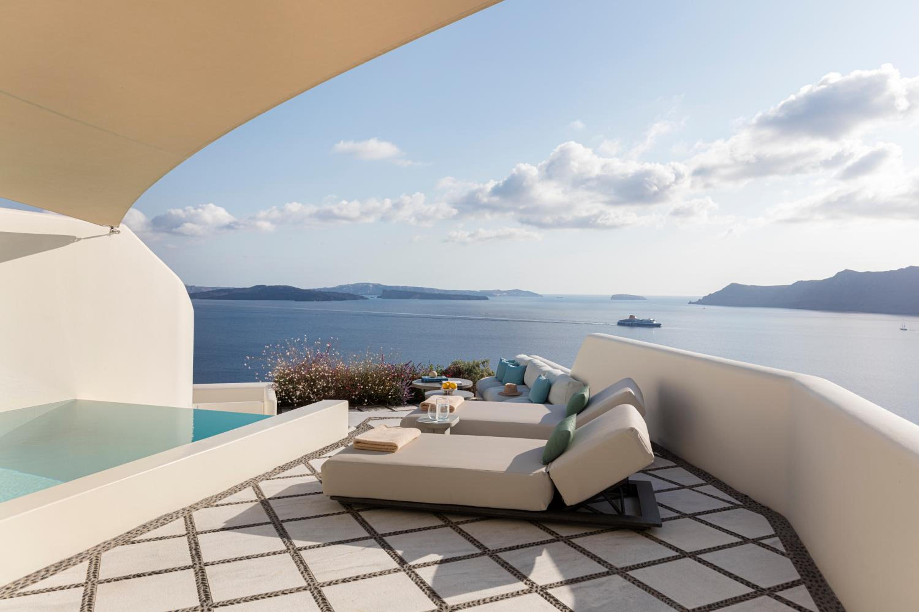 Royal Pool Suite photo 3