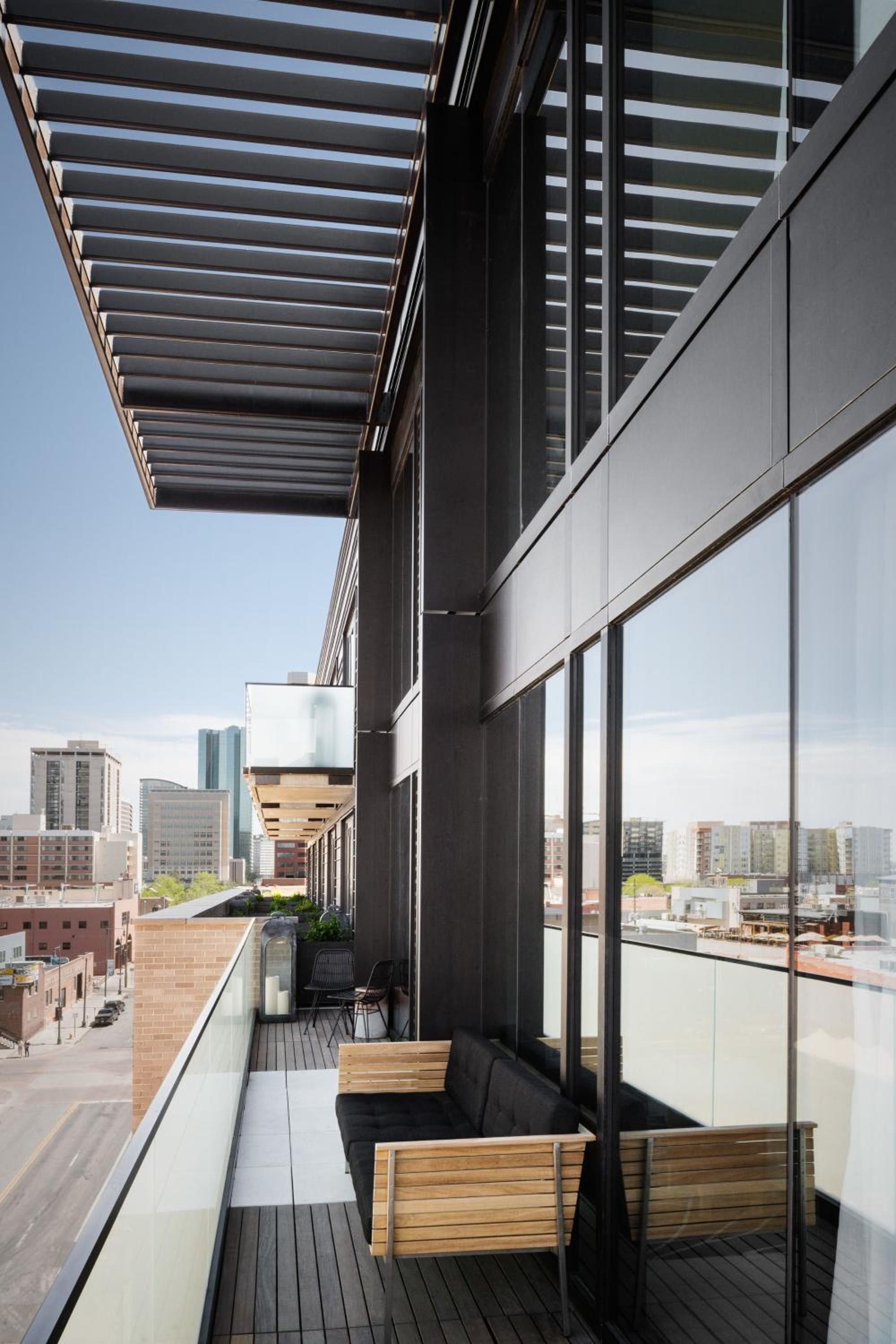 Suite with Balcony thumbnail 6