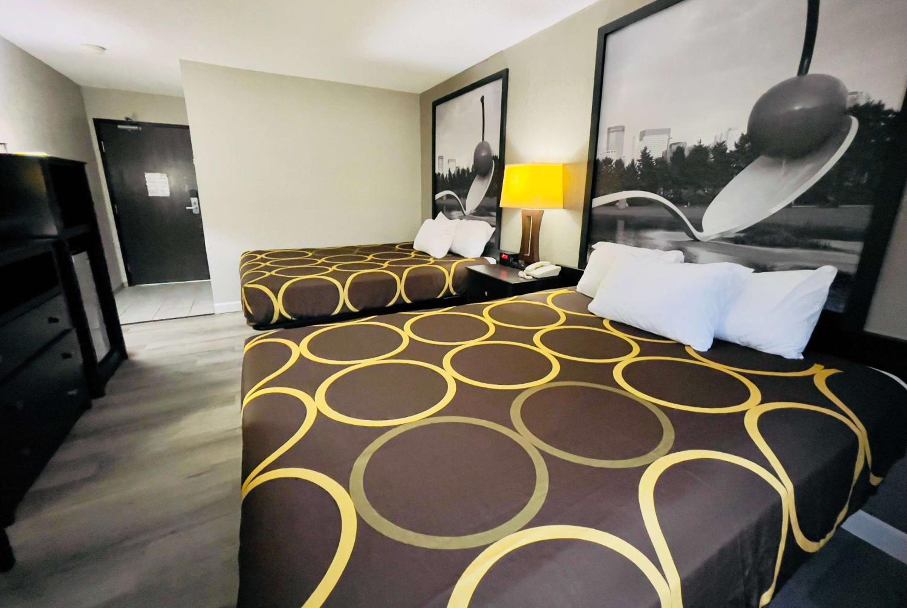 Queen Room with Two Queen Beds - Non-Smoking - Photo 1