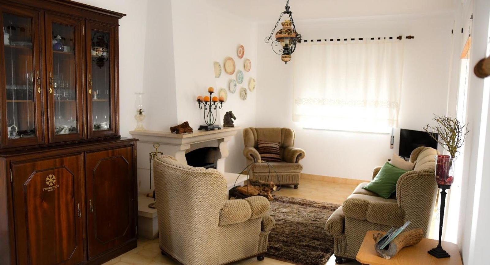 Five-Bedroom House photo 3