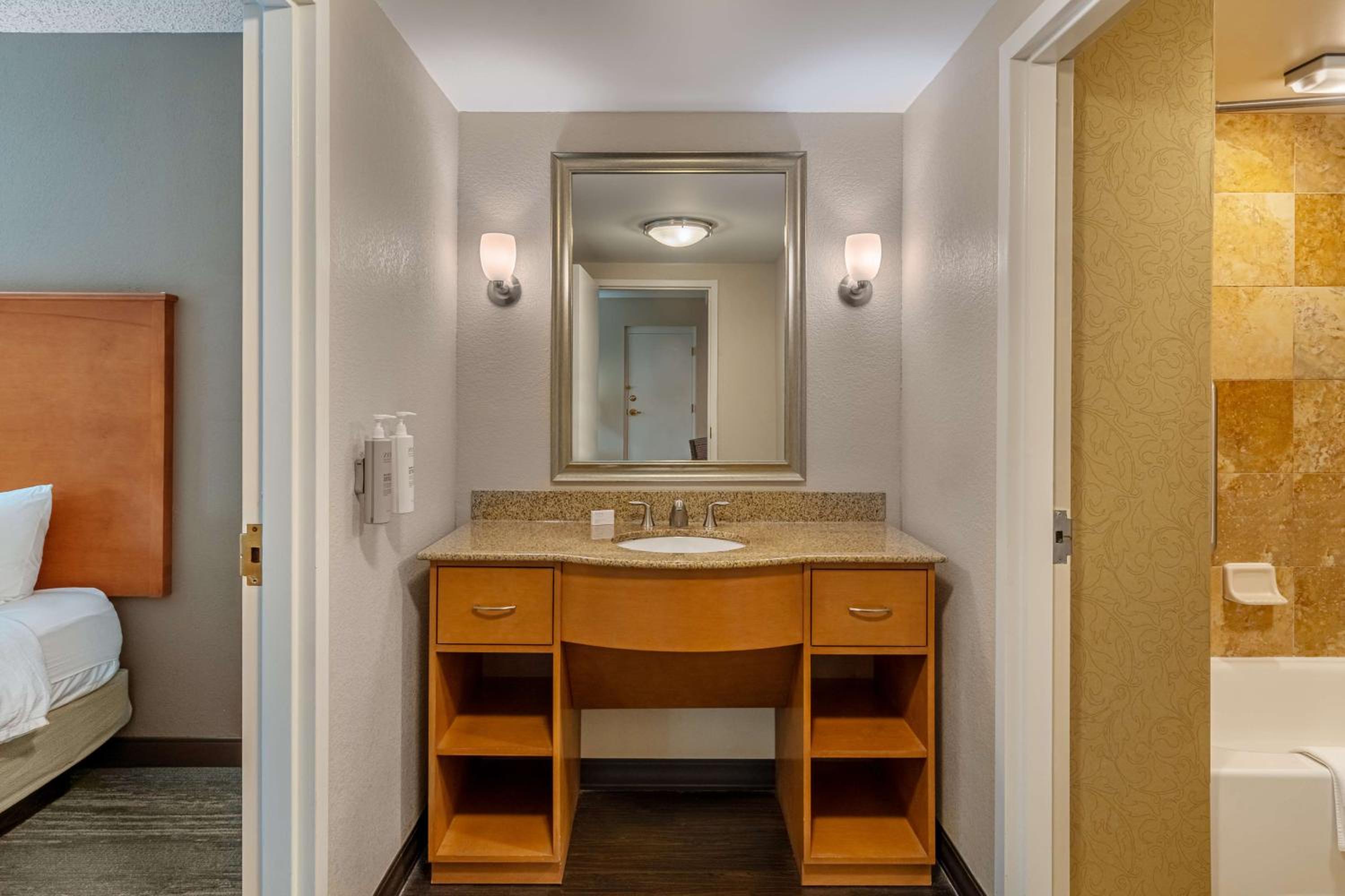 One-Bedroom King Suite with Kitchen - Photo 5
