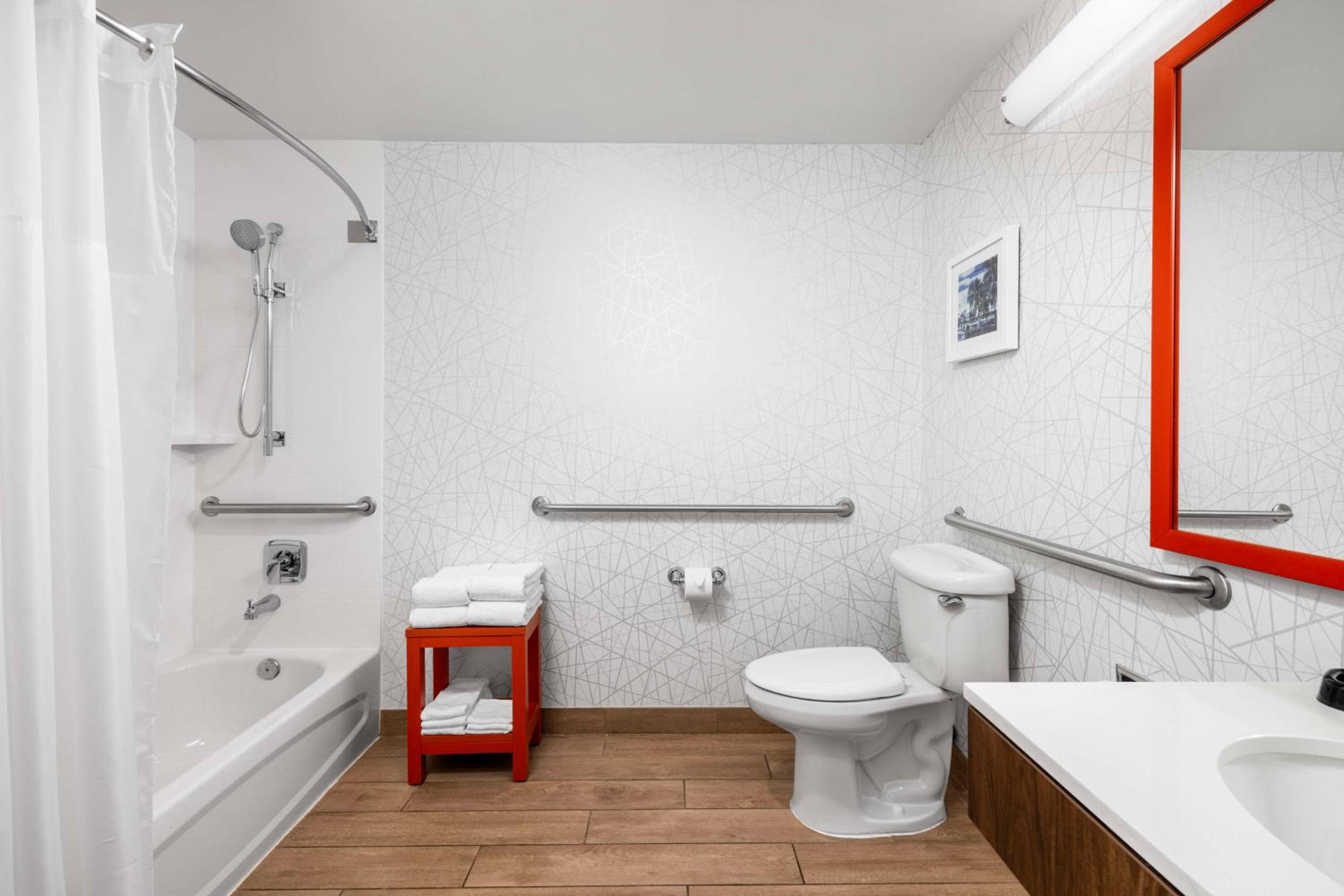 King Room with Bath Tub - Mobility Access
