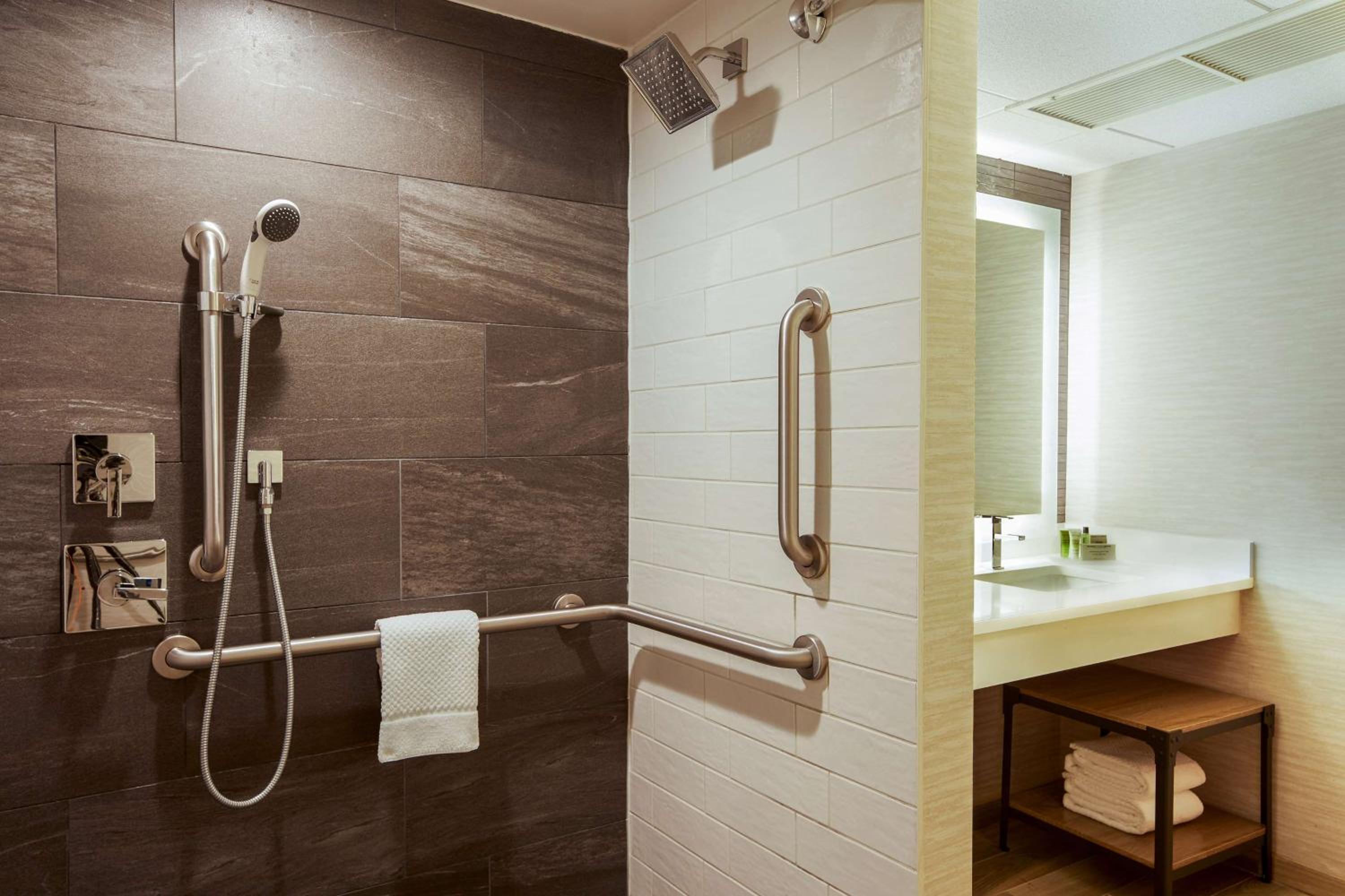 King Room with Transfer Shower - Mobility Access - Photo 3