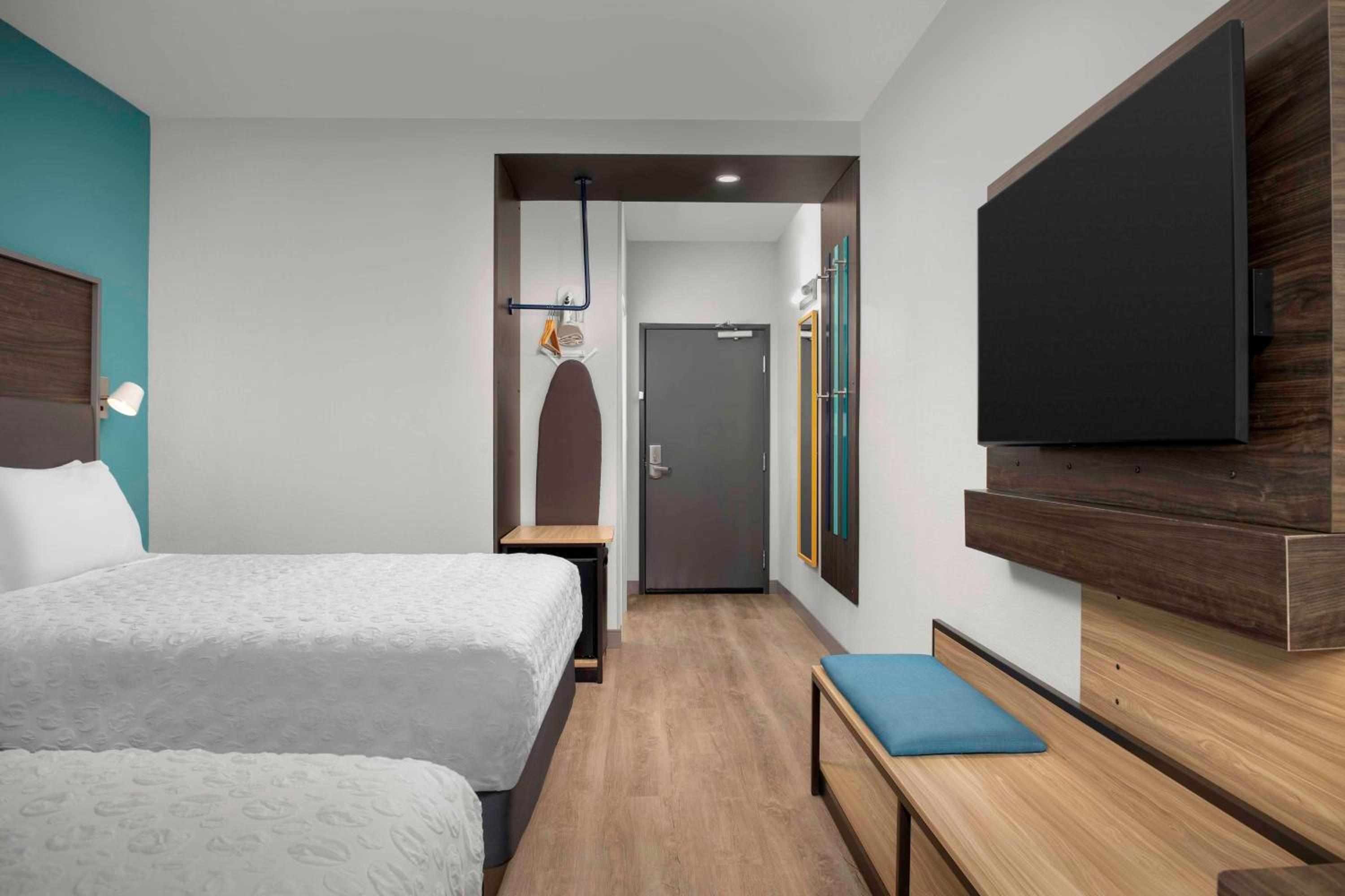 Queen Room with Two Queen Beds - Photo 5