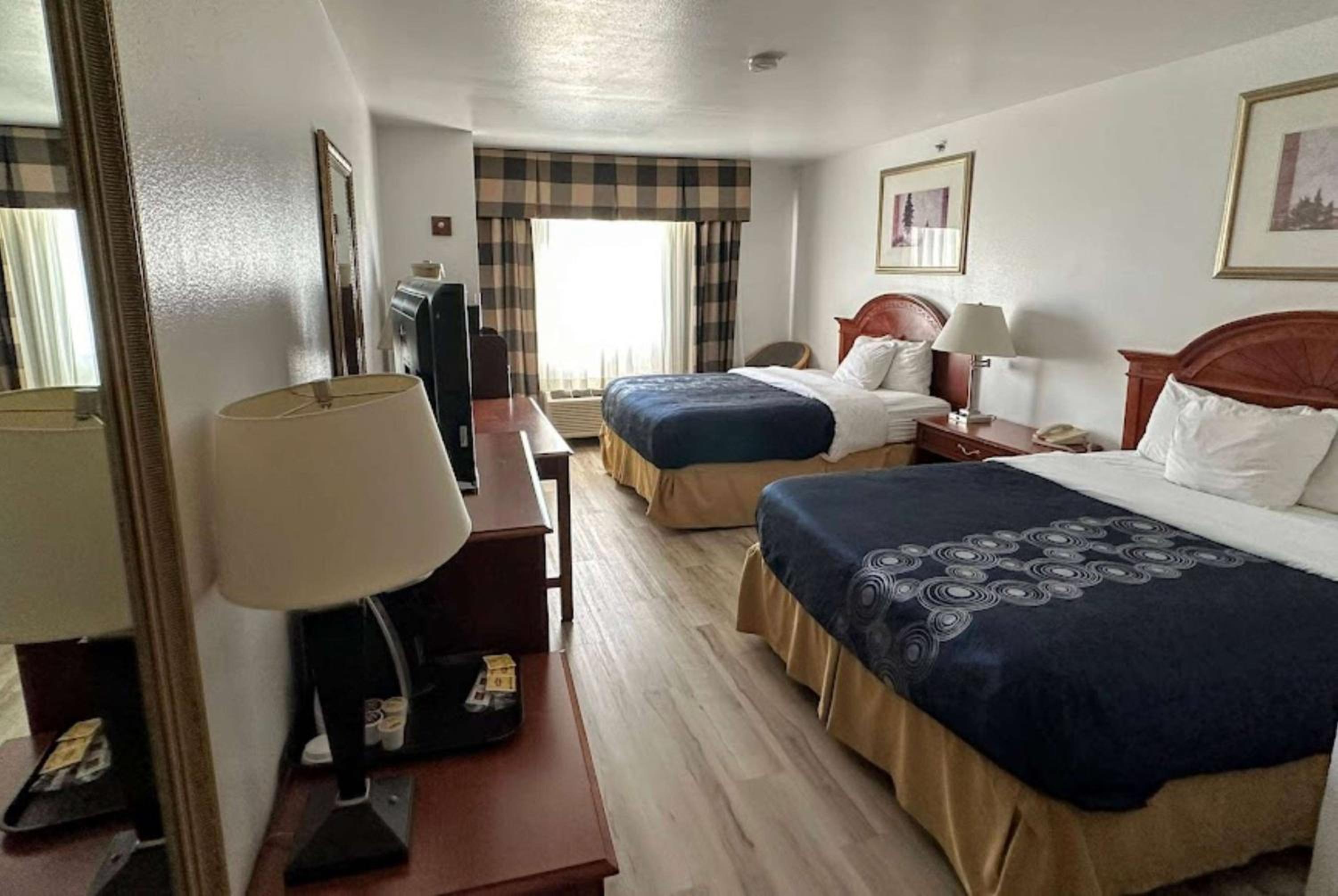 Queen Room with Two Queen Beds - Non-Smoking - Photo 5