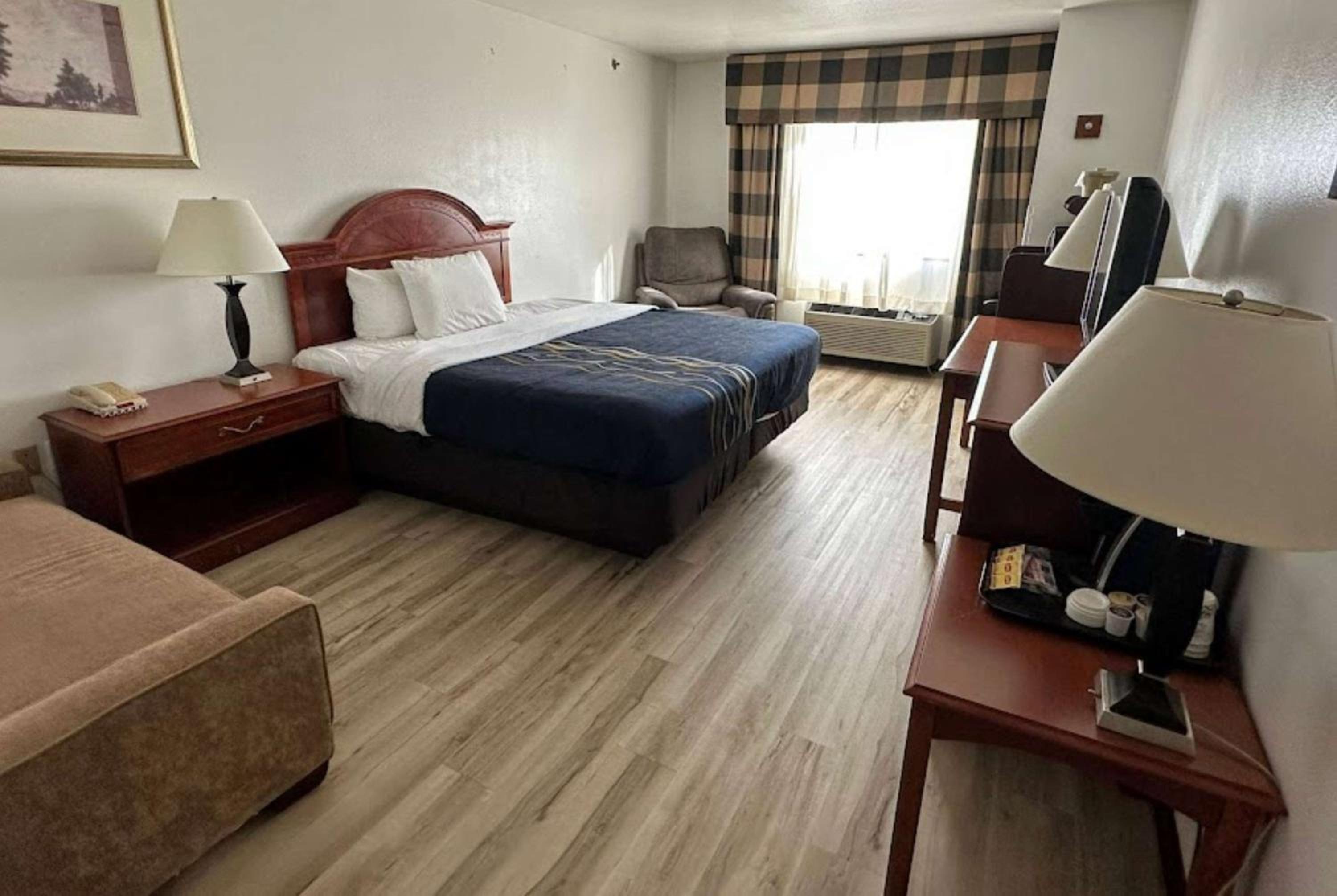 Queen Room with Mobility Access and Roll-In shower, Non-Smoking - Photo 1