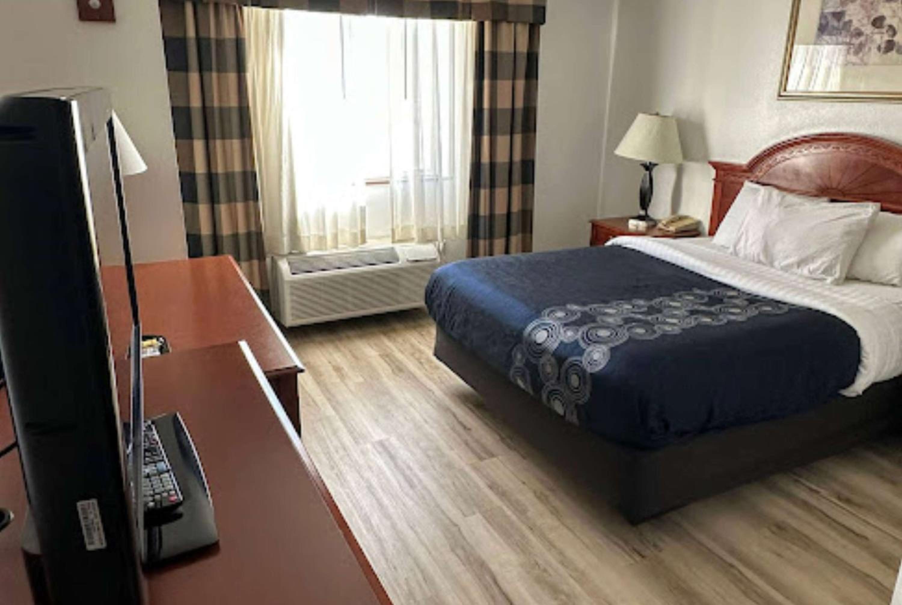 King Room - Non-Smoking - Photo 1