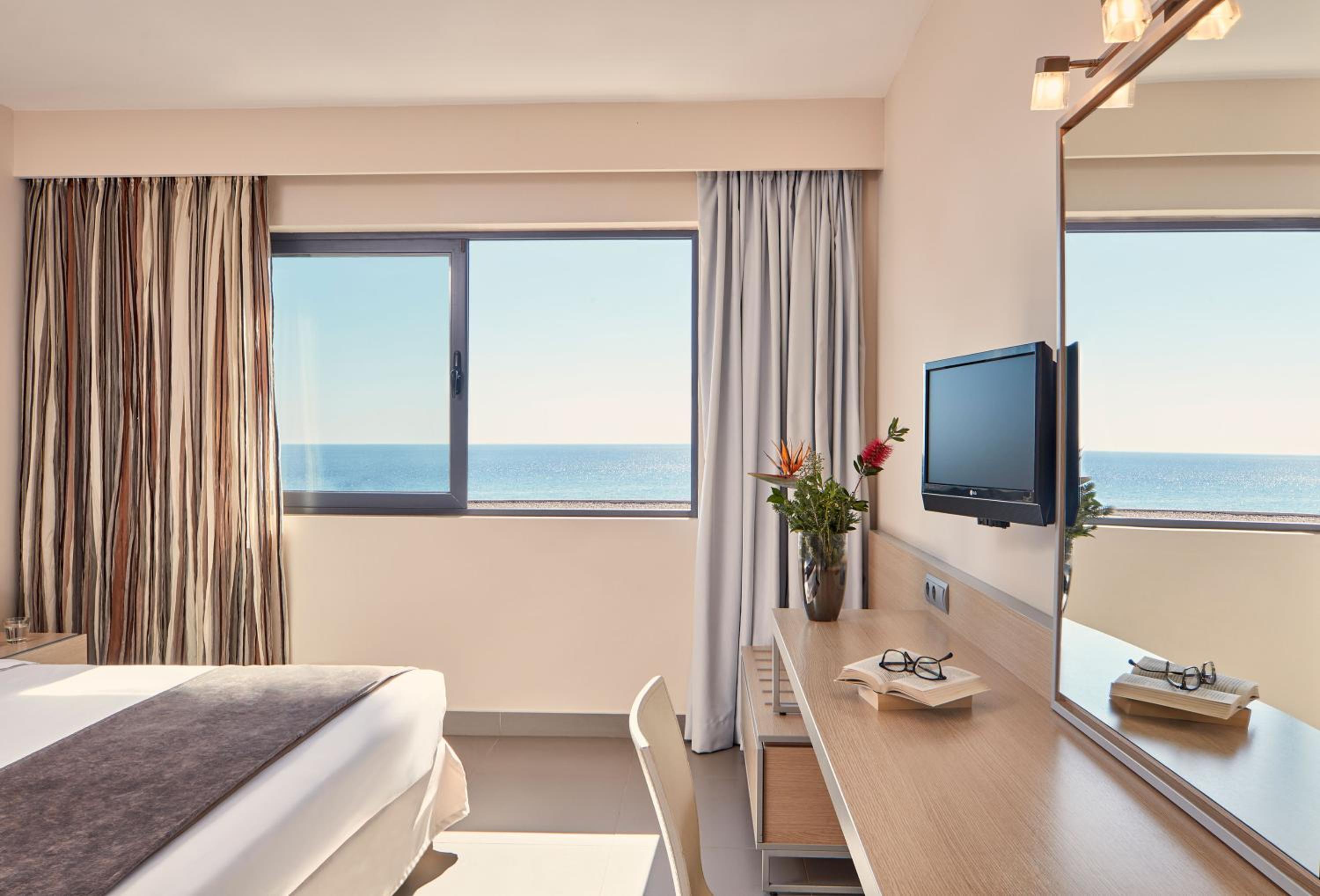Superior Family Suite Sea View - Photo 3