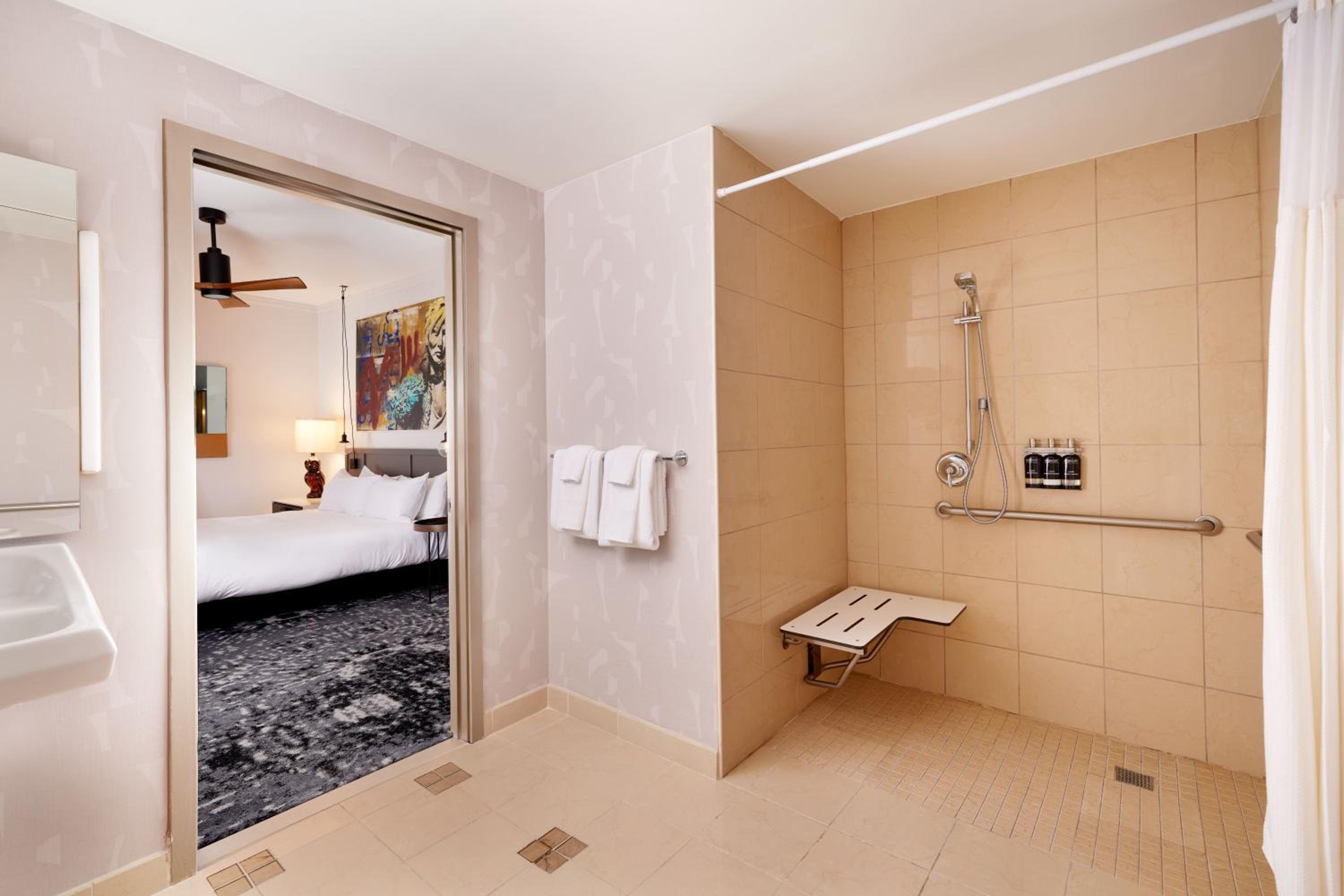 King Room with Roll-In Shower - Disability Access - Photo 3
