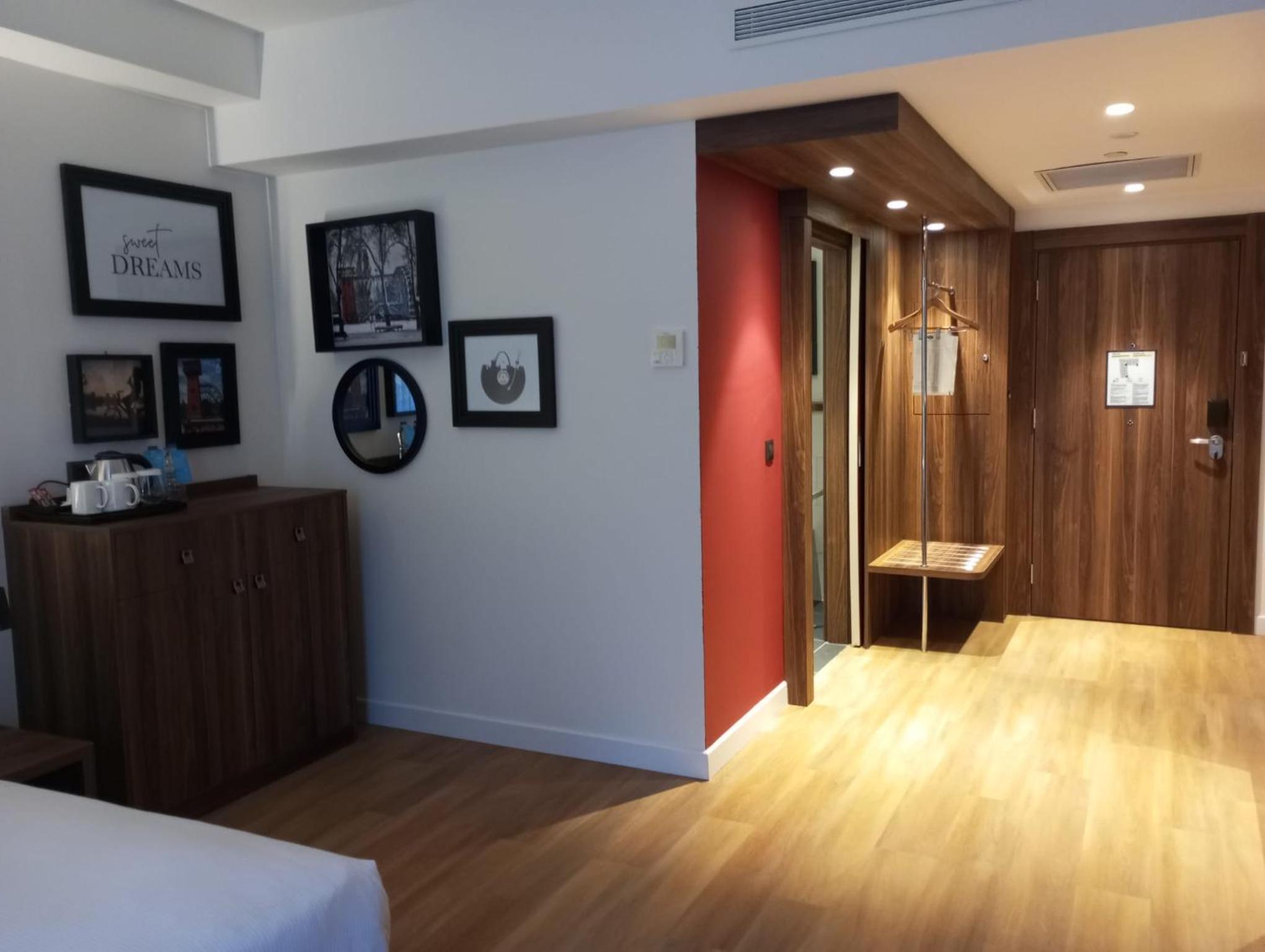 Queen Accessible Room NS