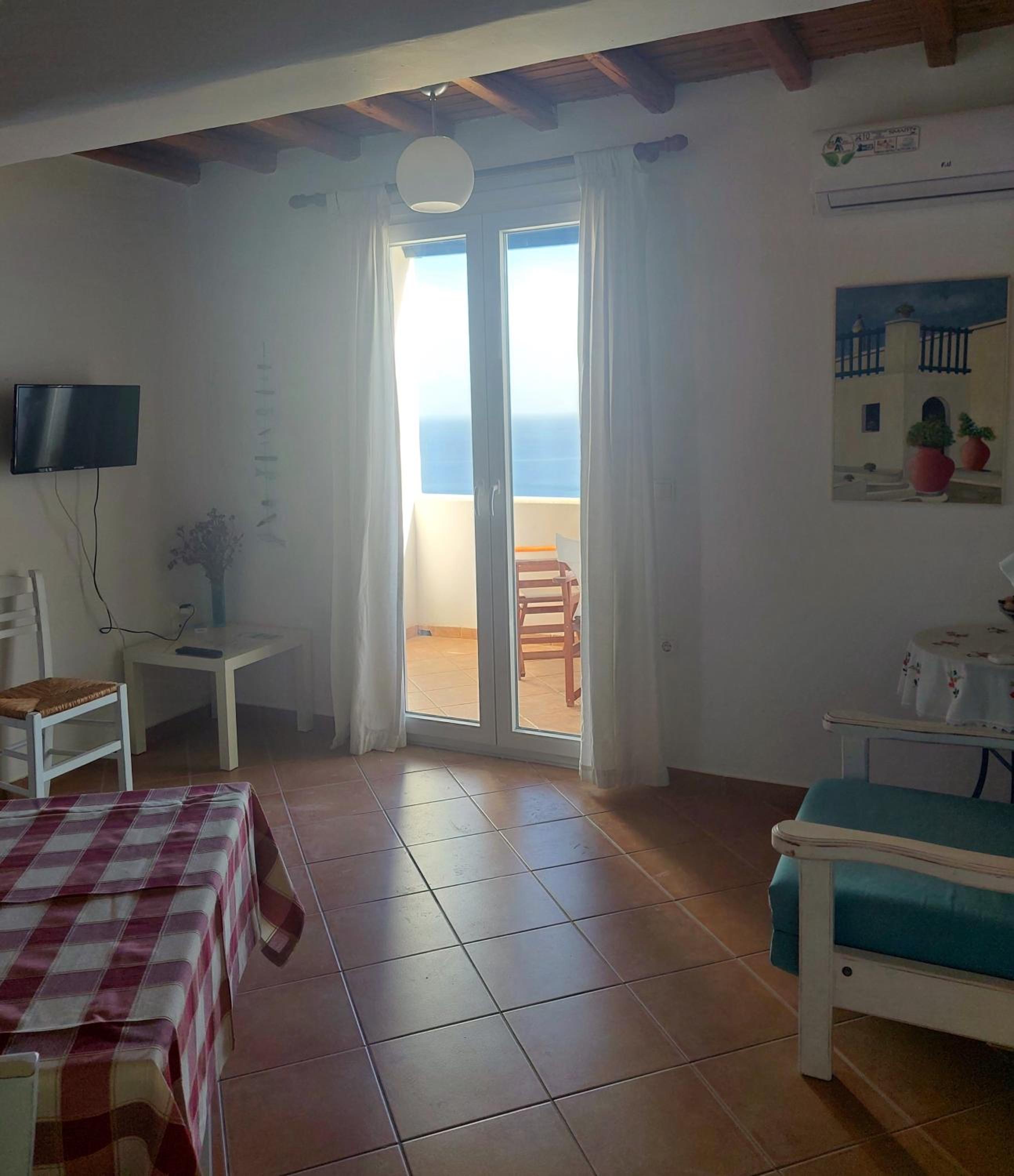 One-Bedroom Apartment with Sea View photo 2