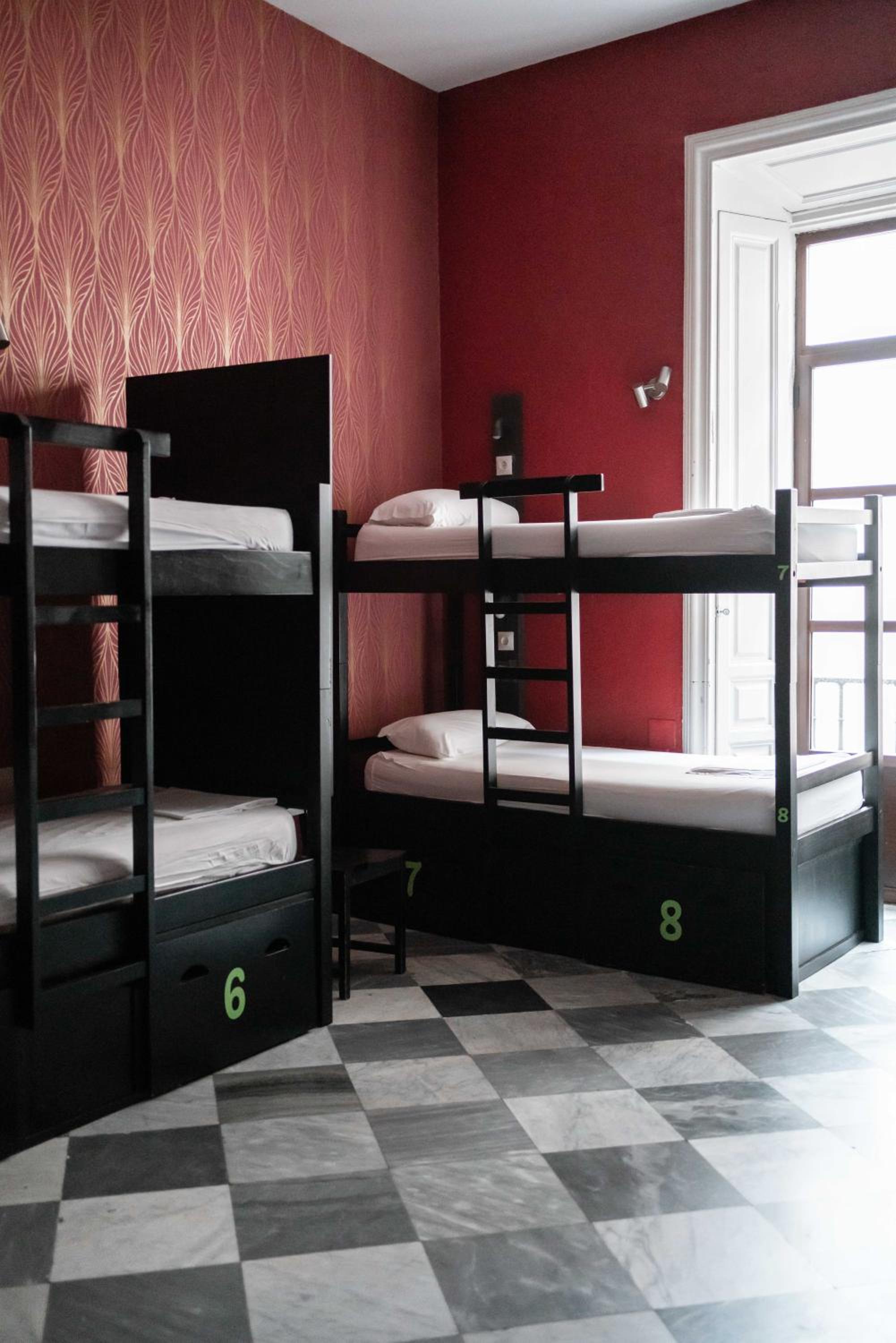 Cama en Dormitorio Femenino de 12 Camas