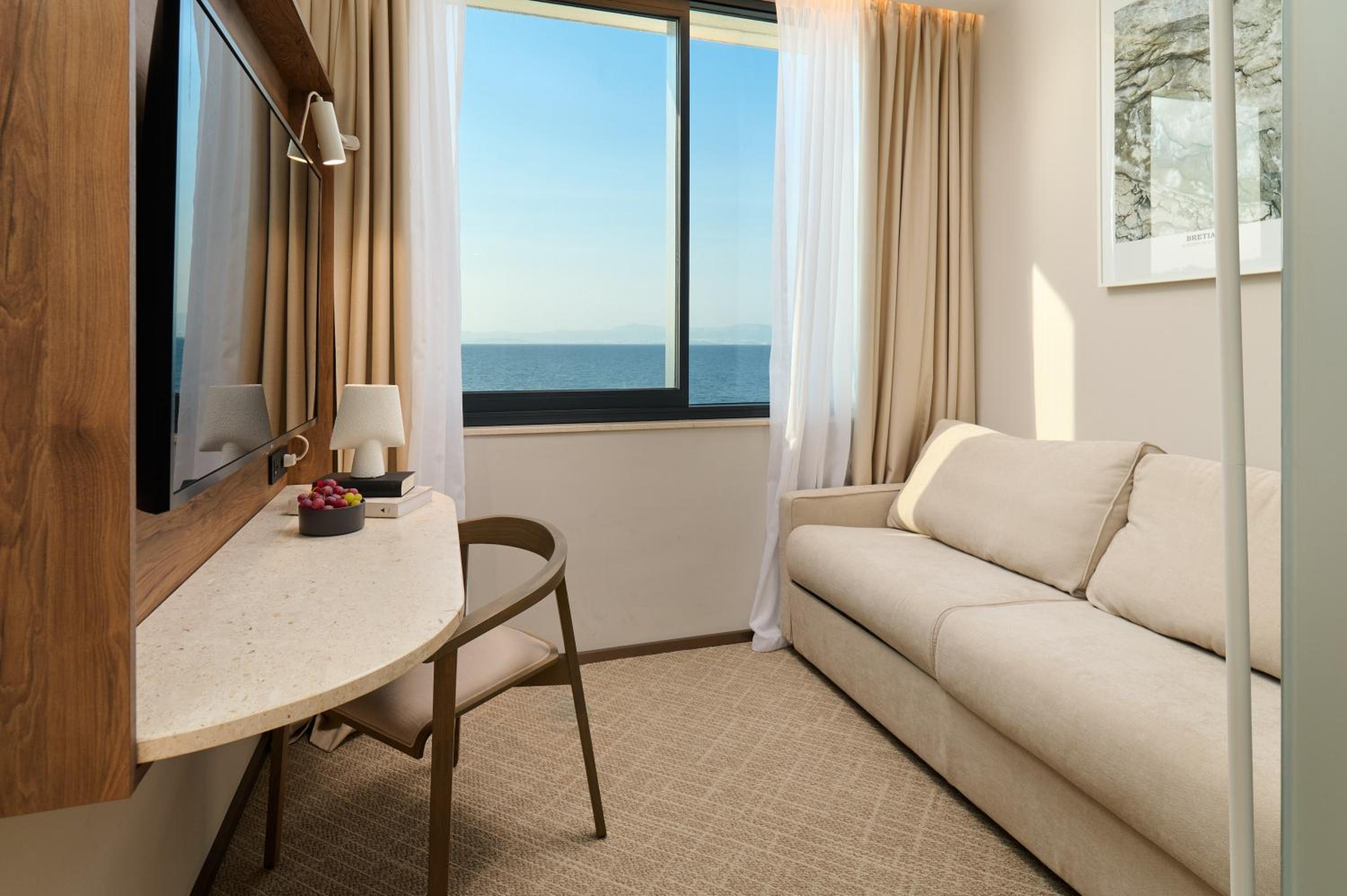 Premium Double or Twin Room with Sofa, Sea View, Balcony - Photo 10