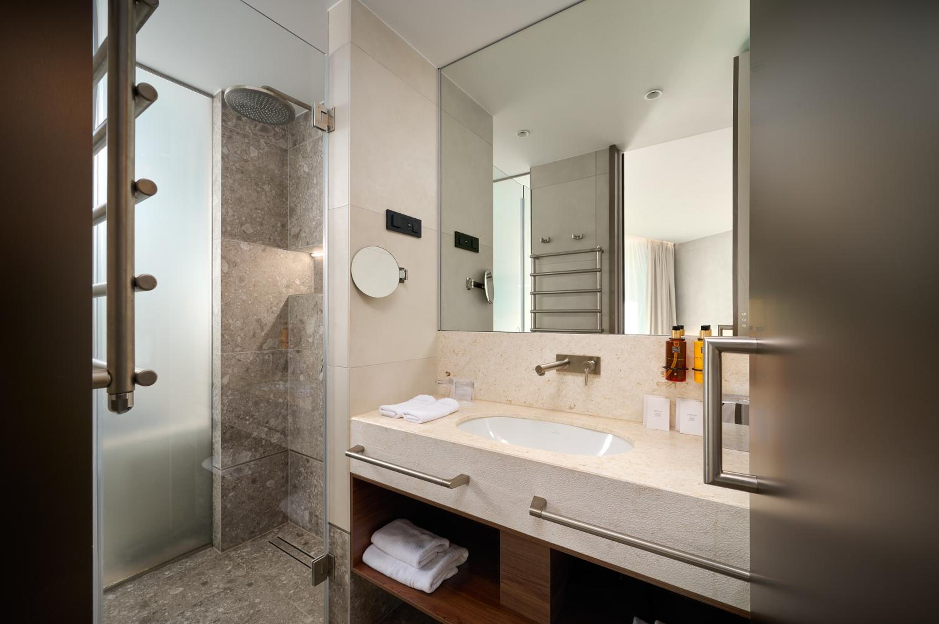 Premium Double or Twin Room with Sofa, Sea View, Balcony - Photo 4