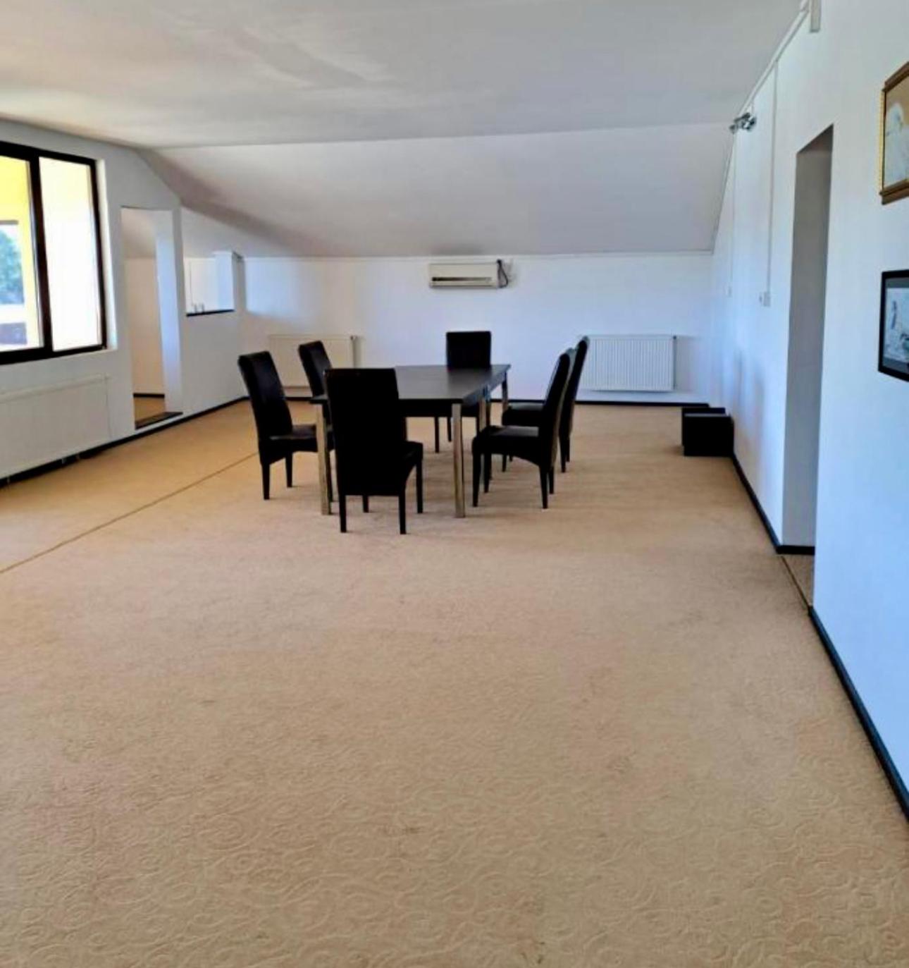 Seven-Bedroom House photo 3