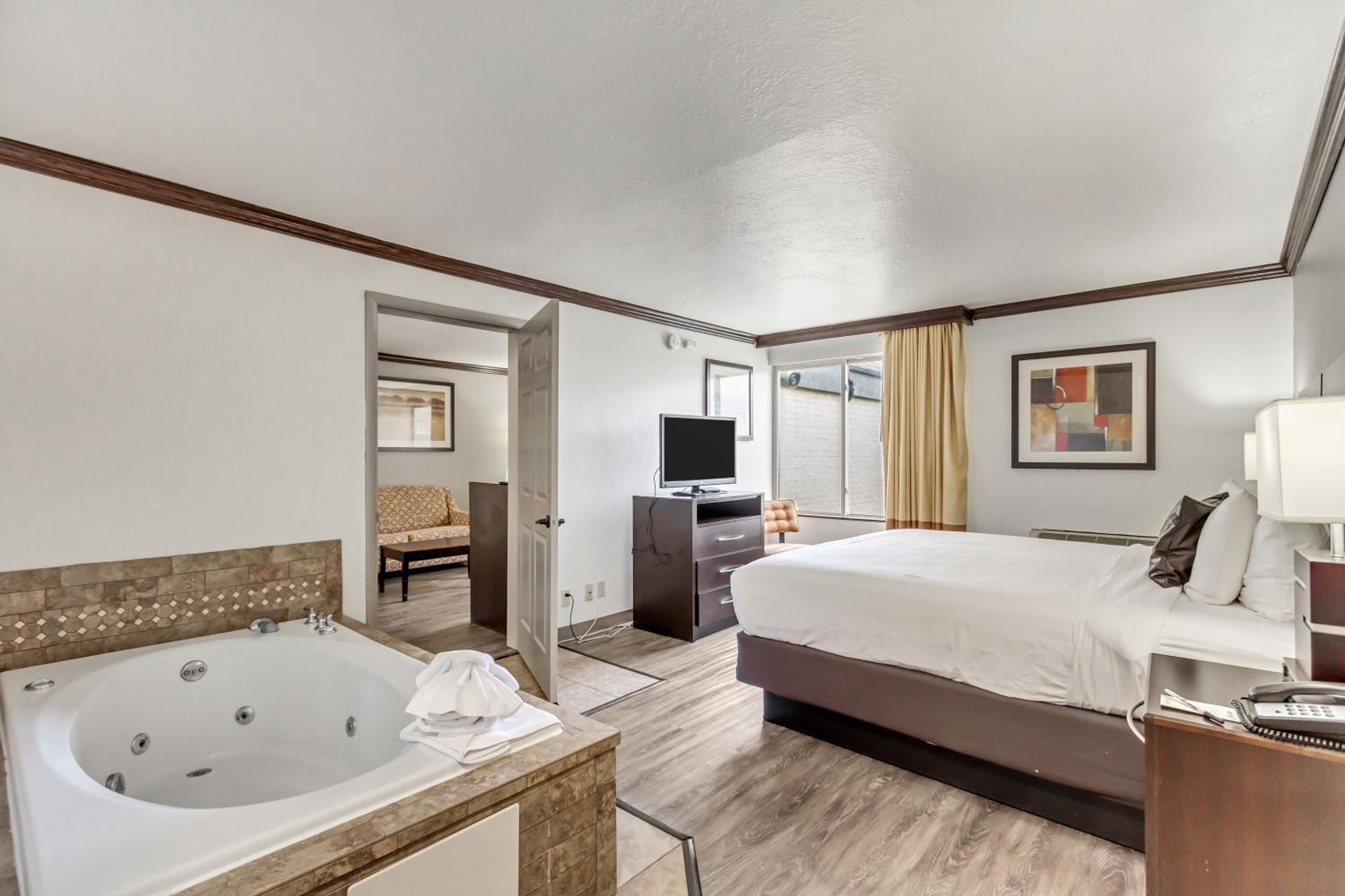 King Suite with Whirlpool - Non-smoking - Photo 6