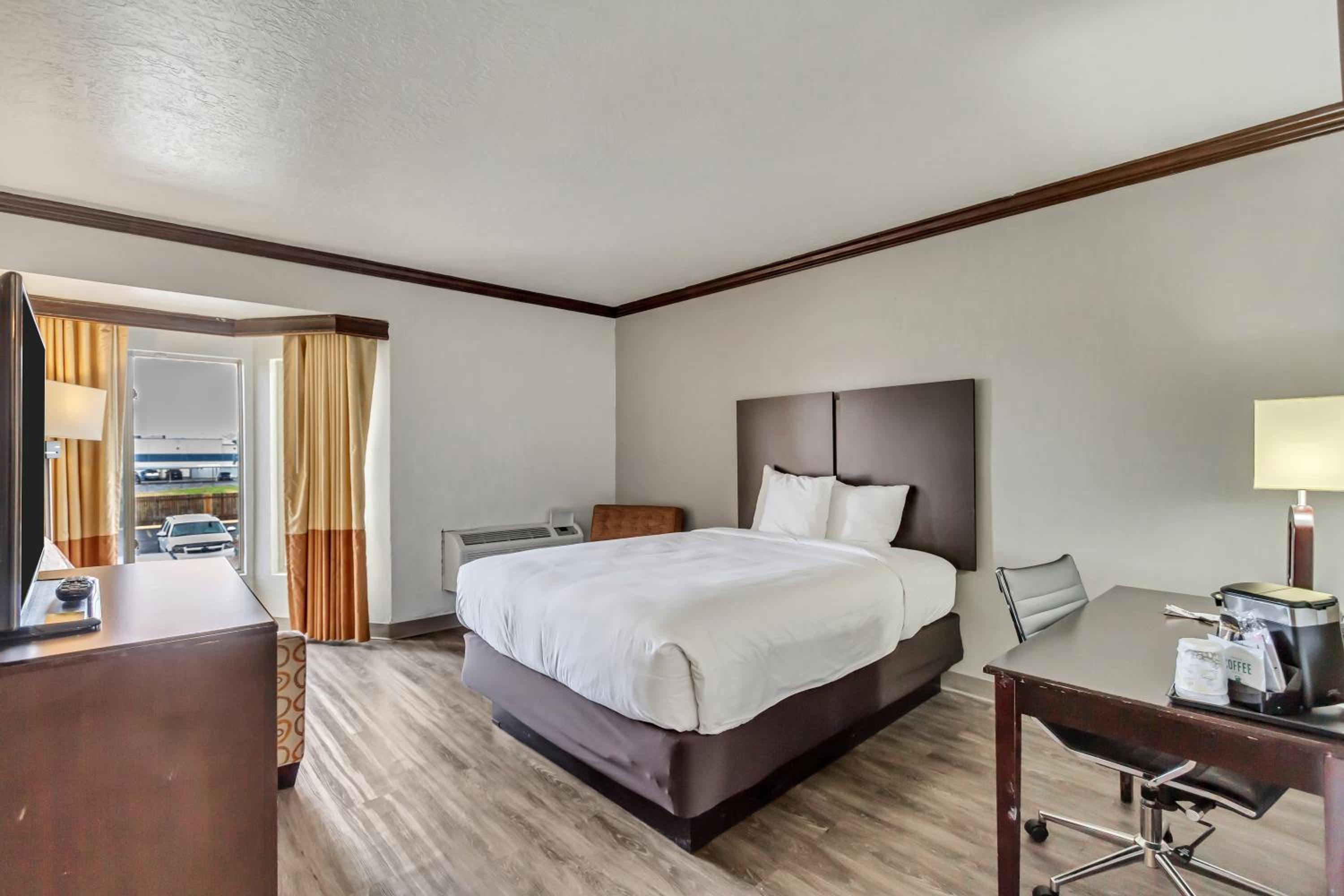 King Room - Non-Smoking - Photo 3