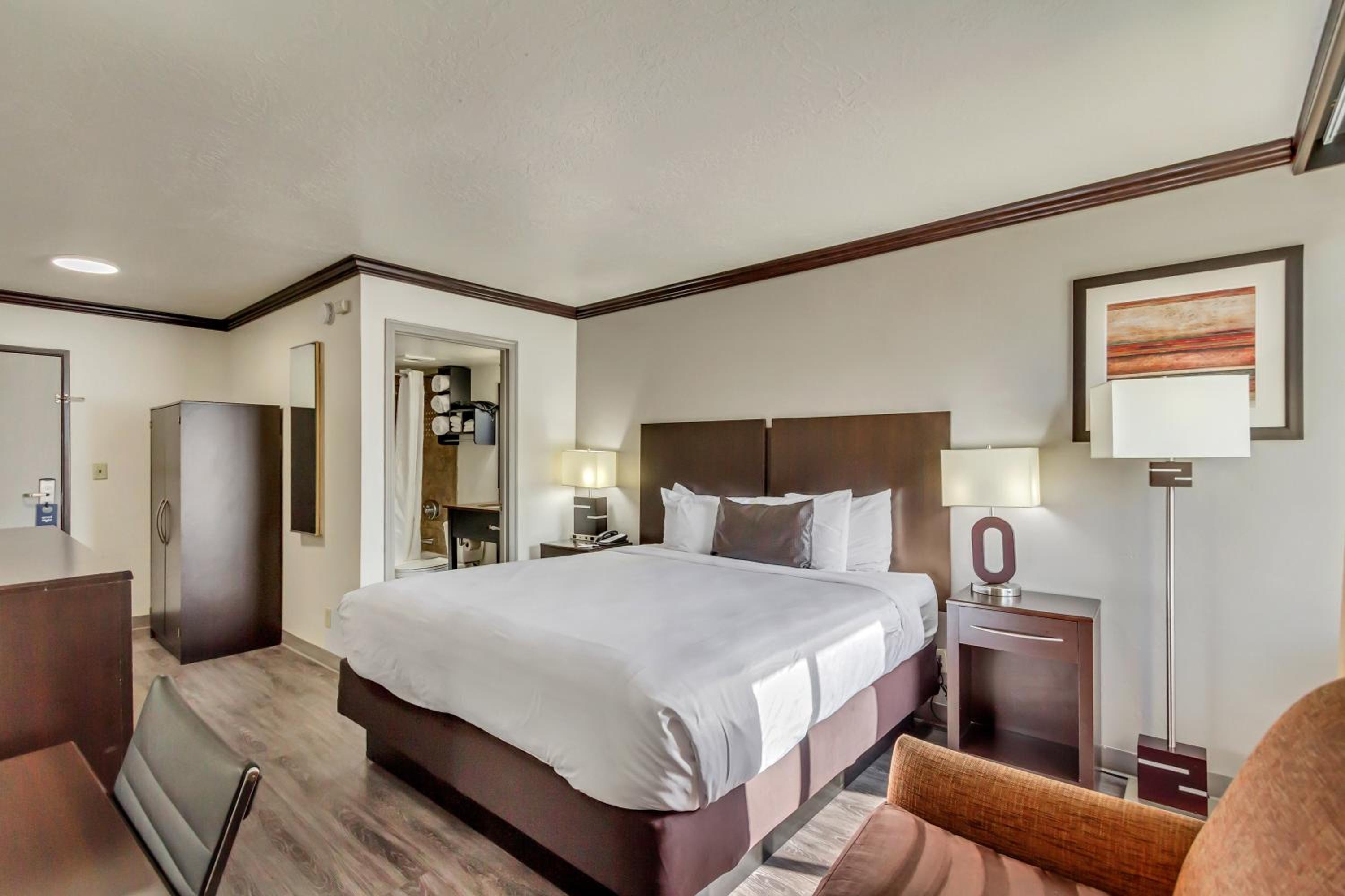 Executive King Room - Non-Smoking - Photo 9