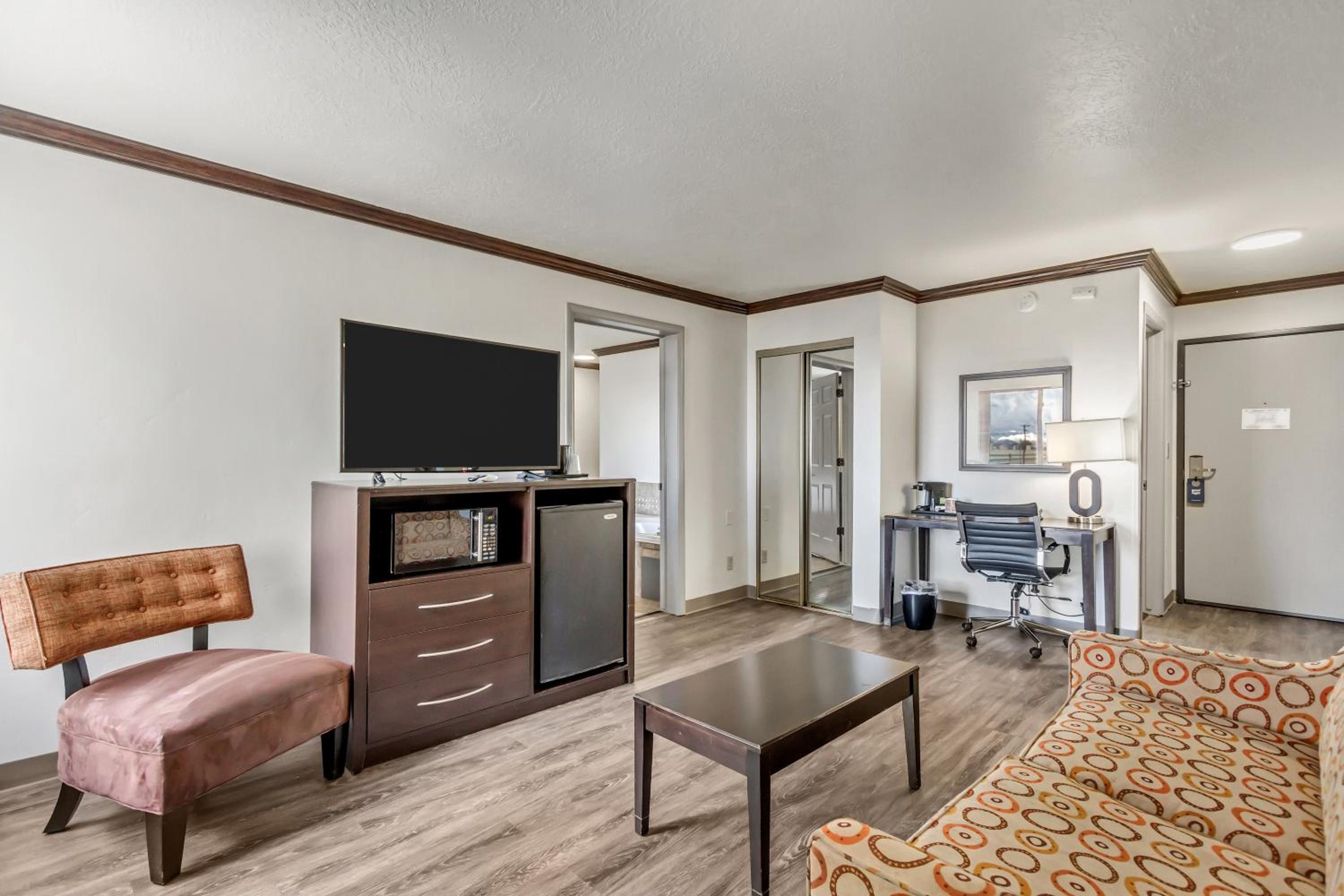 One-Bedroom King Suite with Sofa Bed - Non-Smoking - Photo 11