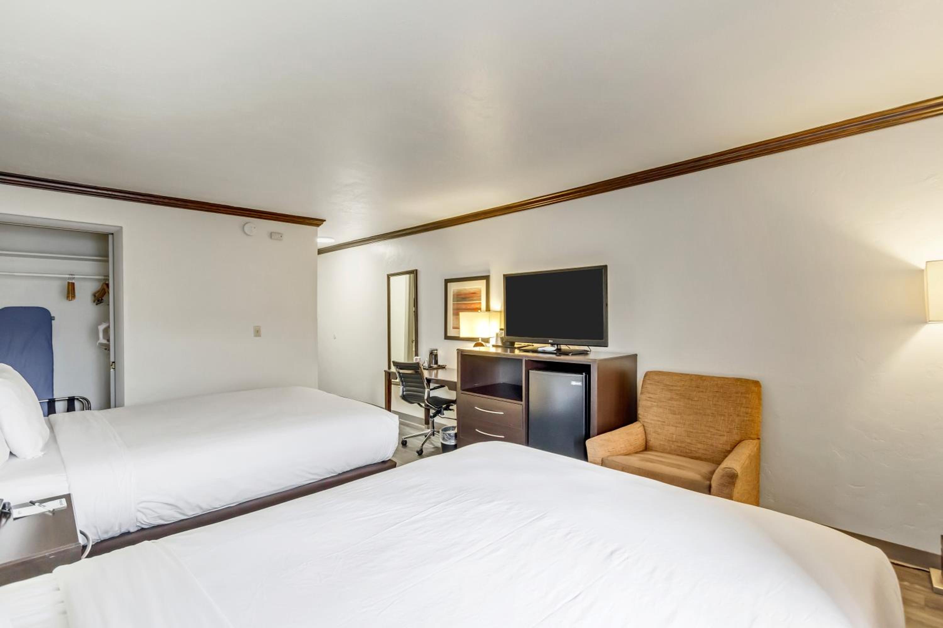Queen Room with Two Queen Beds - Non-Smoking - Photo 15