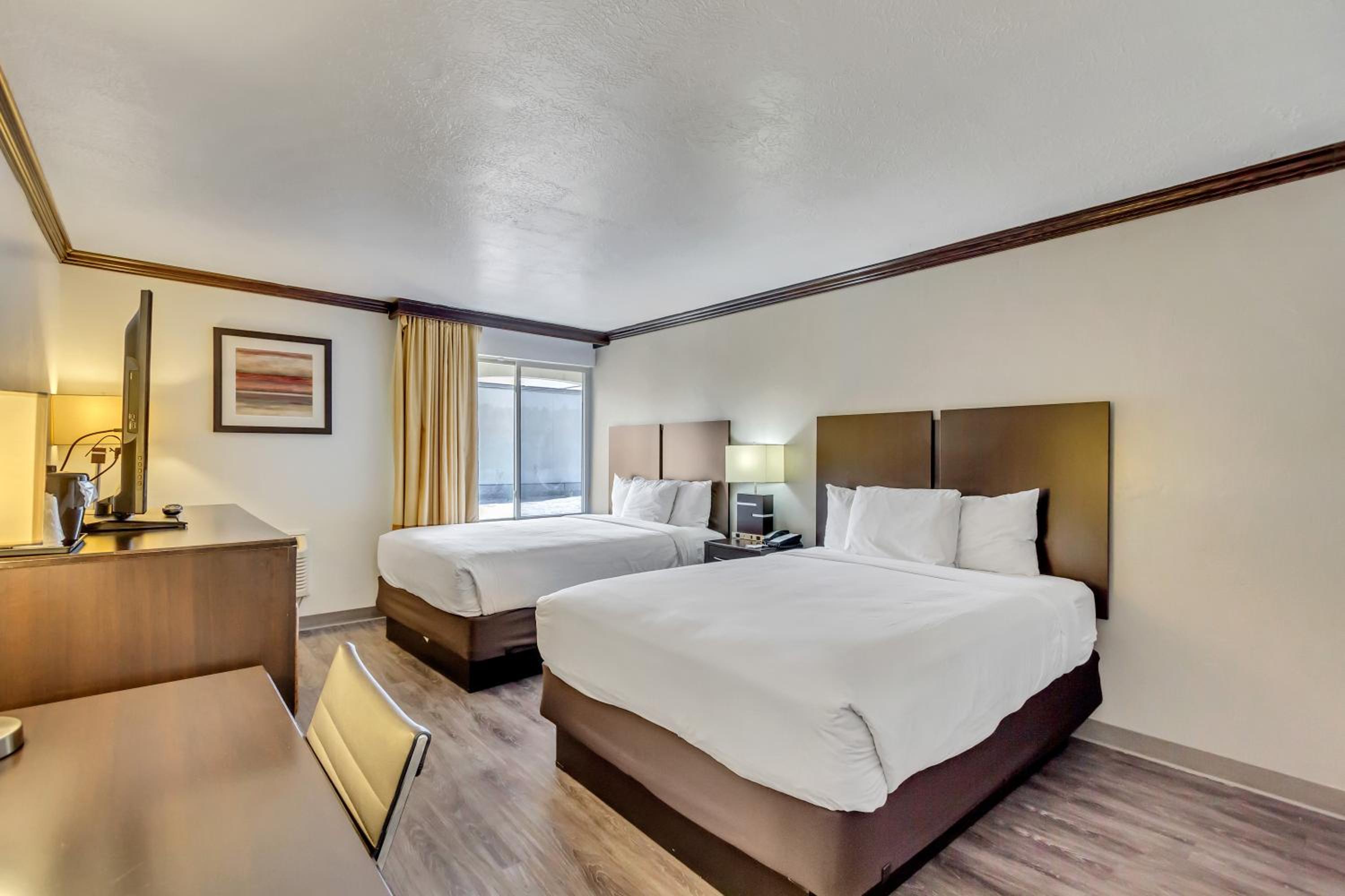 Queen Room with Two Queen Beds - Non-Smoking - Photo 4