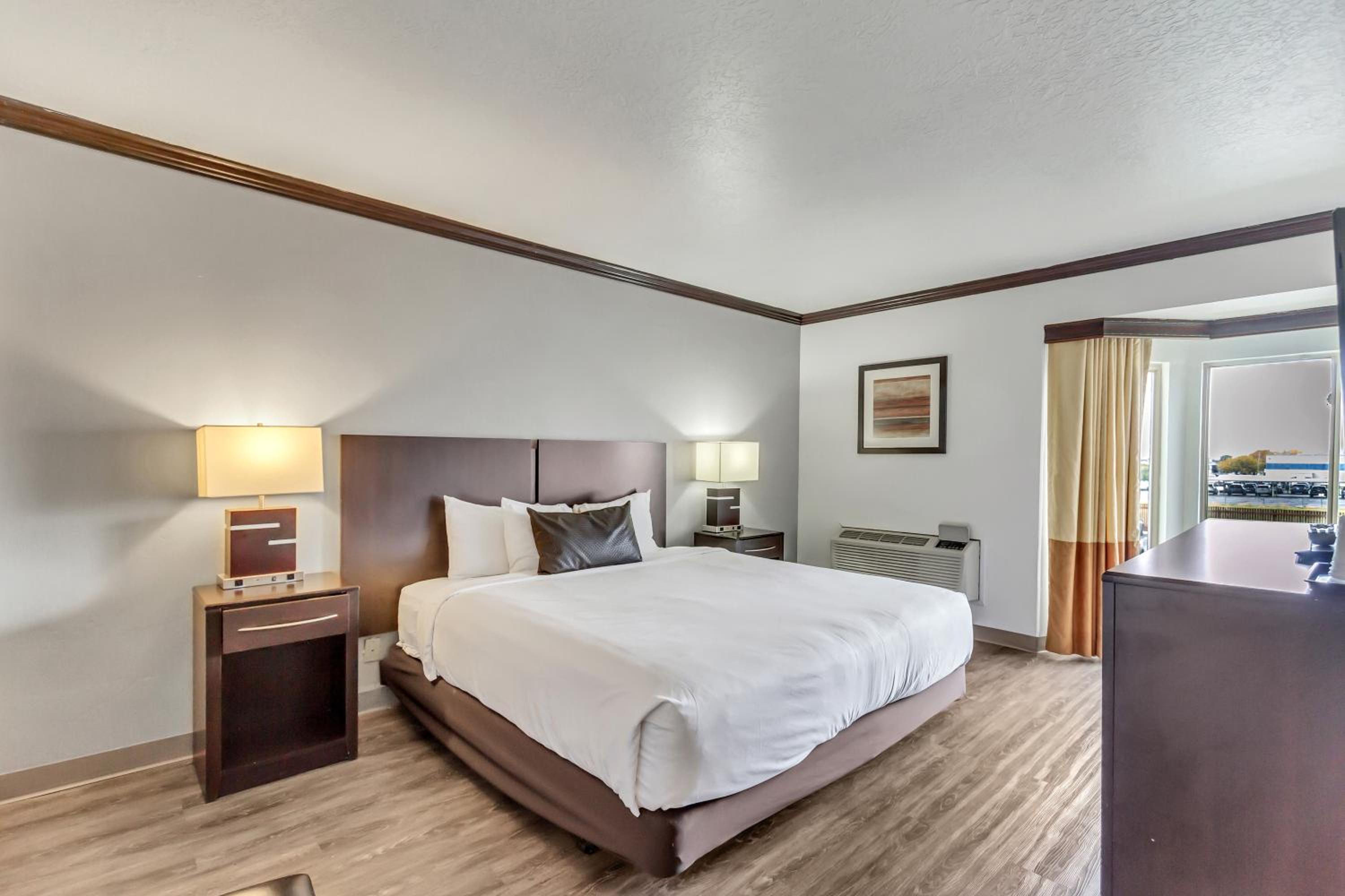 King Room - Non-Smoking - Photo 6