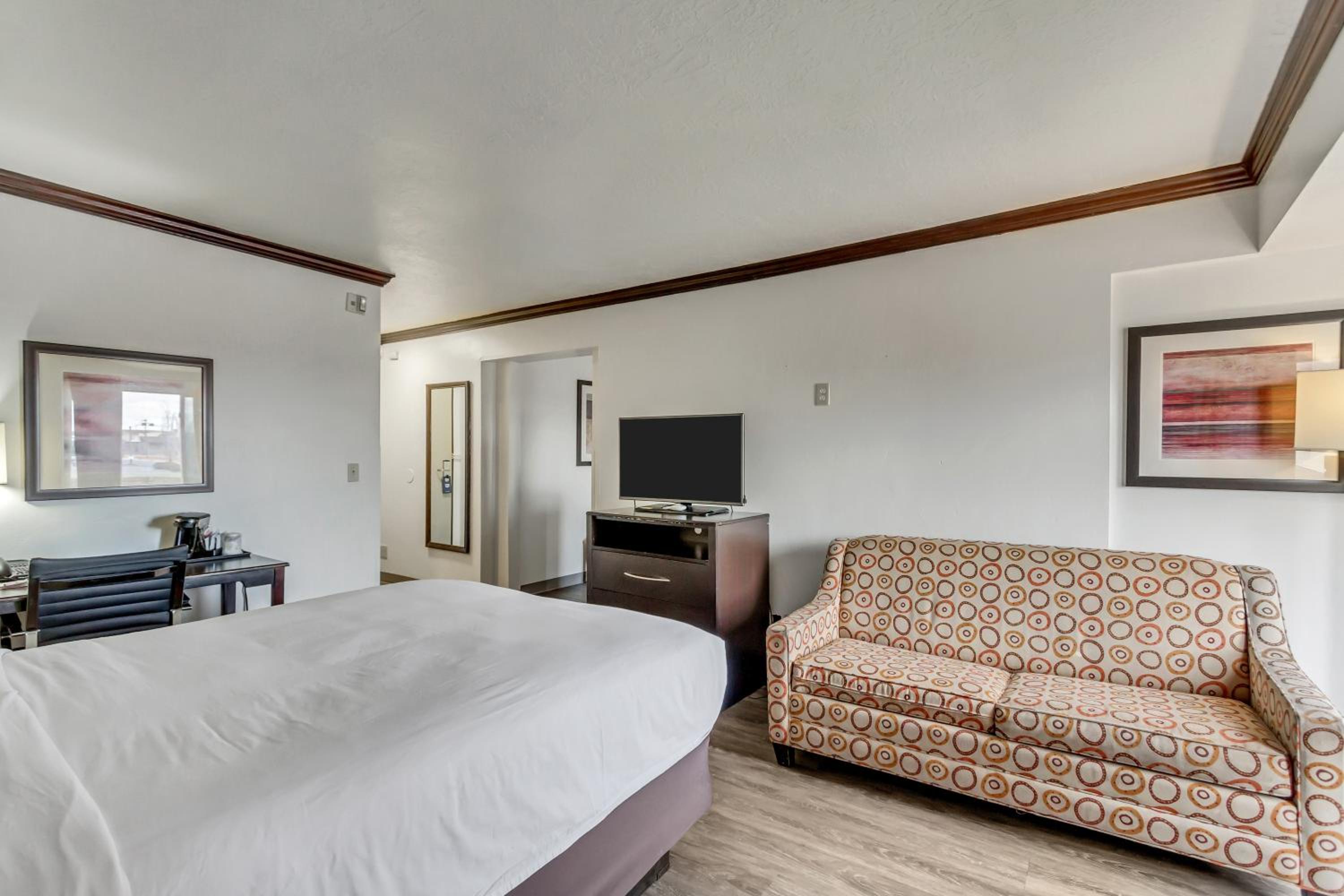 One-Bedroom King Suite with Sofa Bed - Non-Smoking - Photo 4