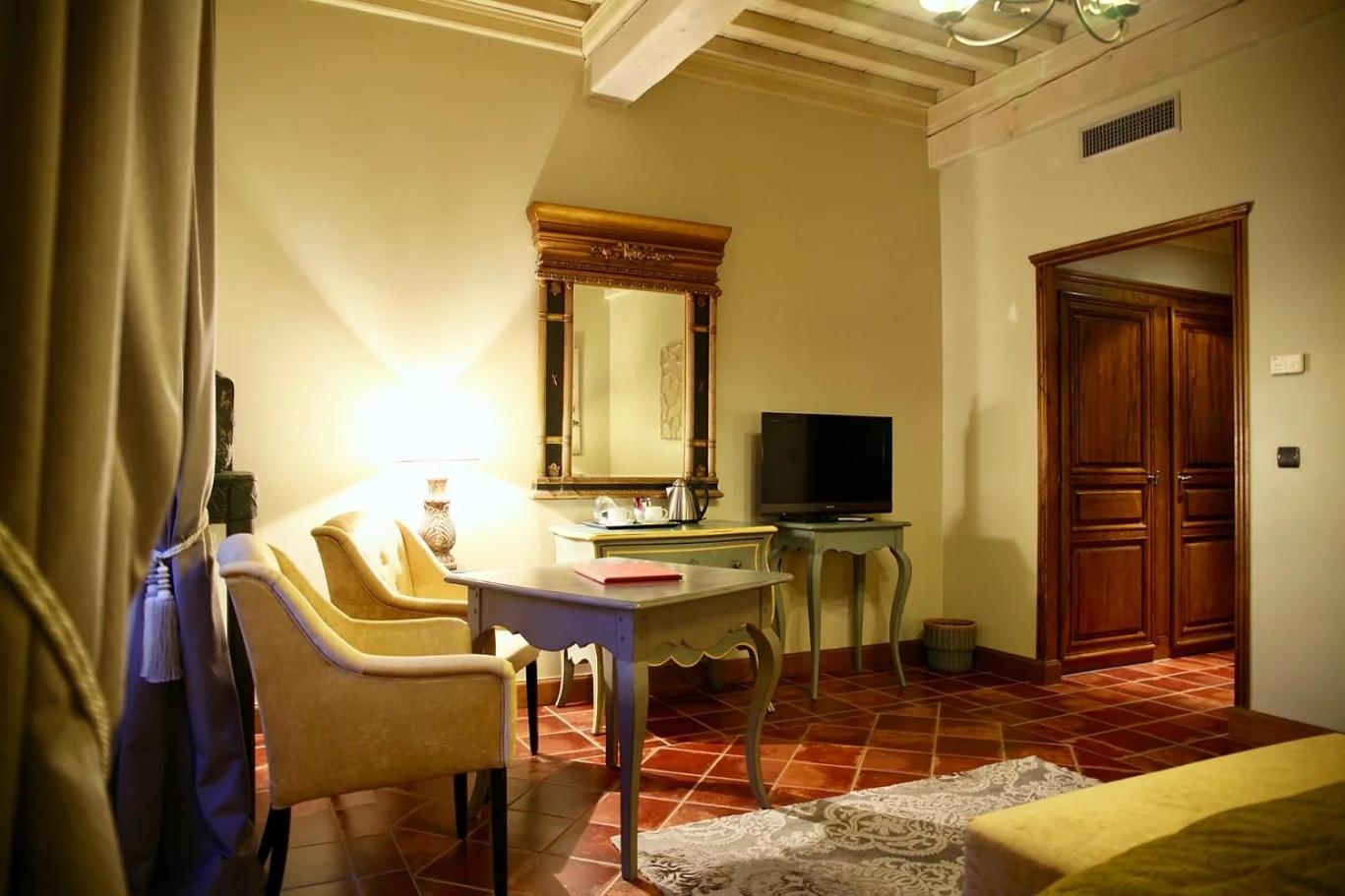 Deluxe Double Room - Photo 8