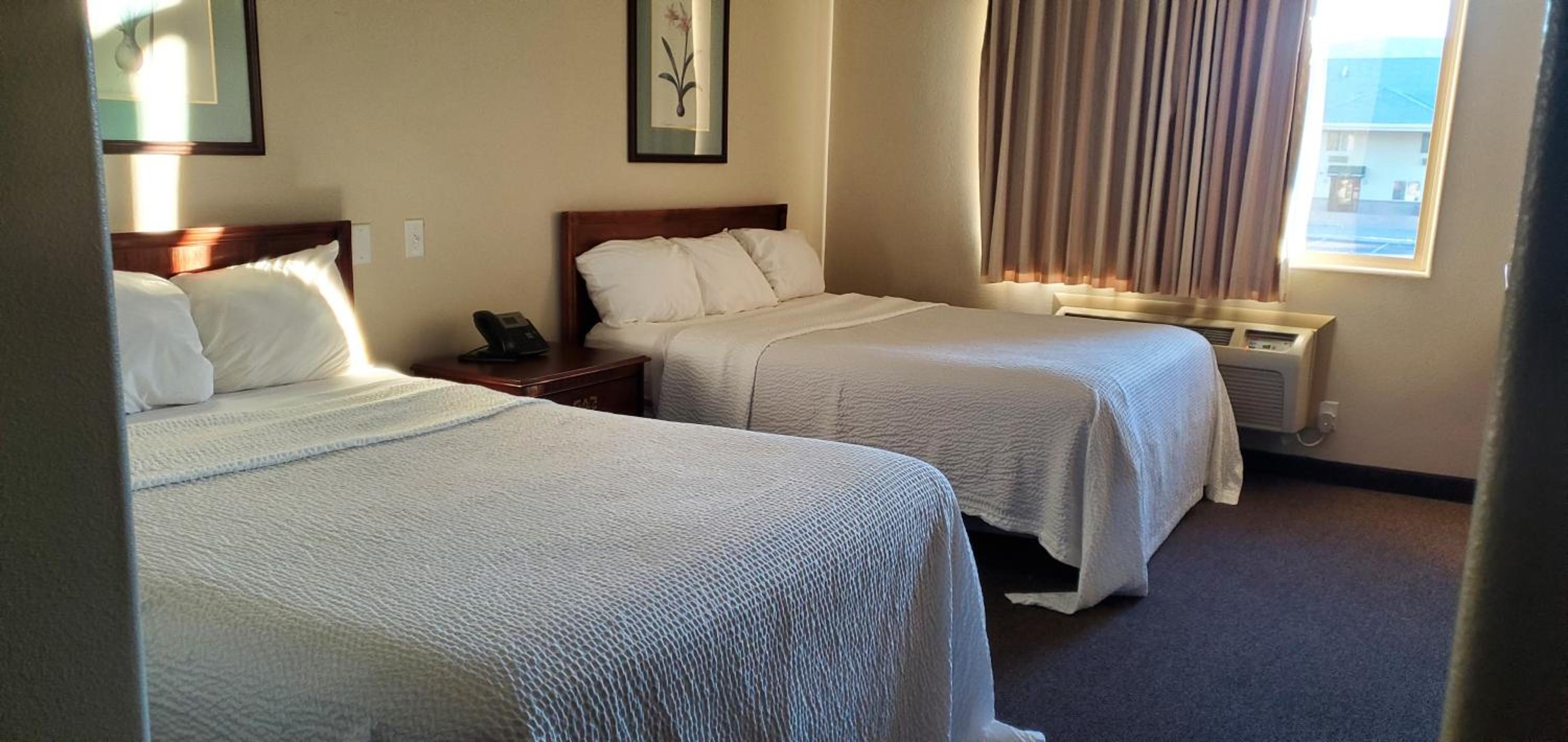 Queen Room with Two Queen Beds - Non-Smoking - Photo 3