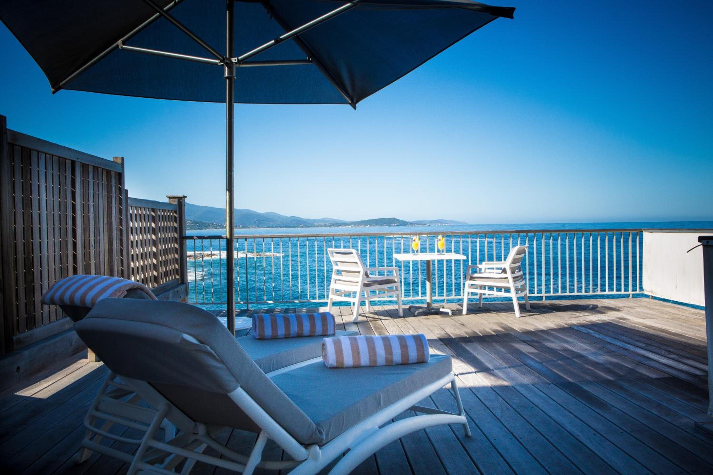 Luxury Room with One King Bed and Sea View - Private Panoramic  Solarium - Photo 4