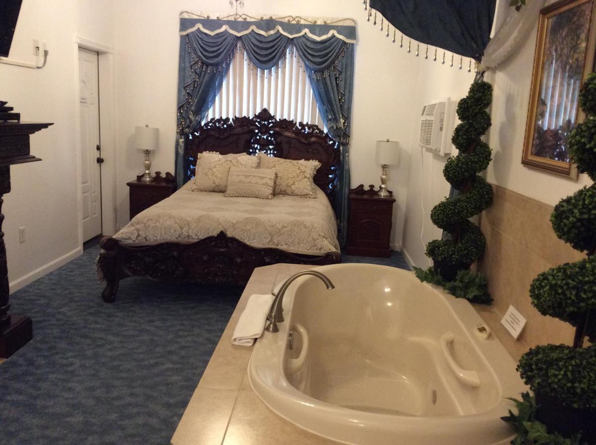 Deluxe Queen Suite photo 1