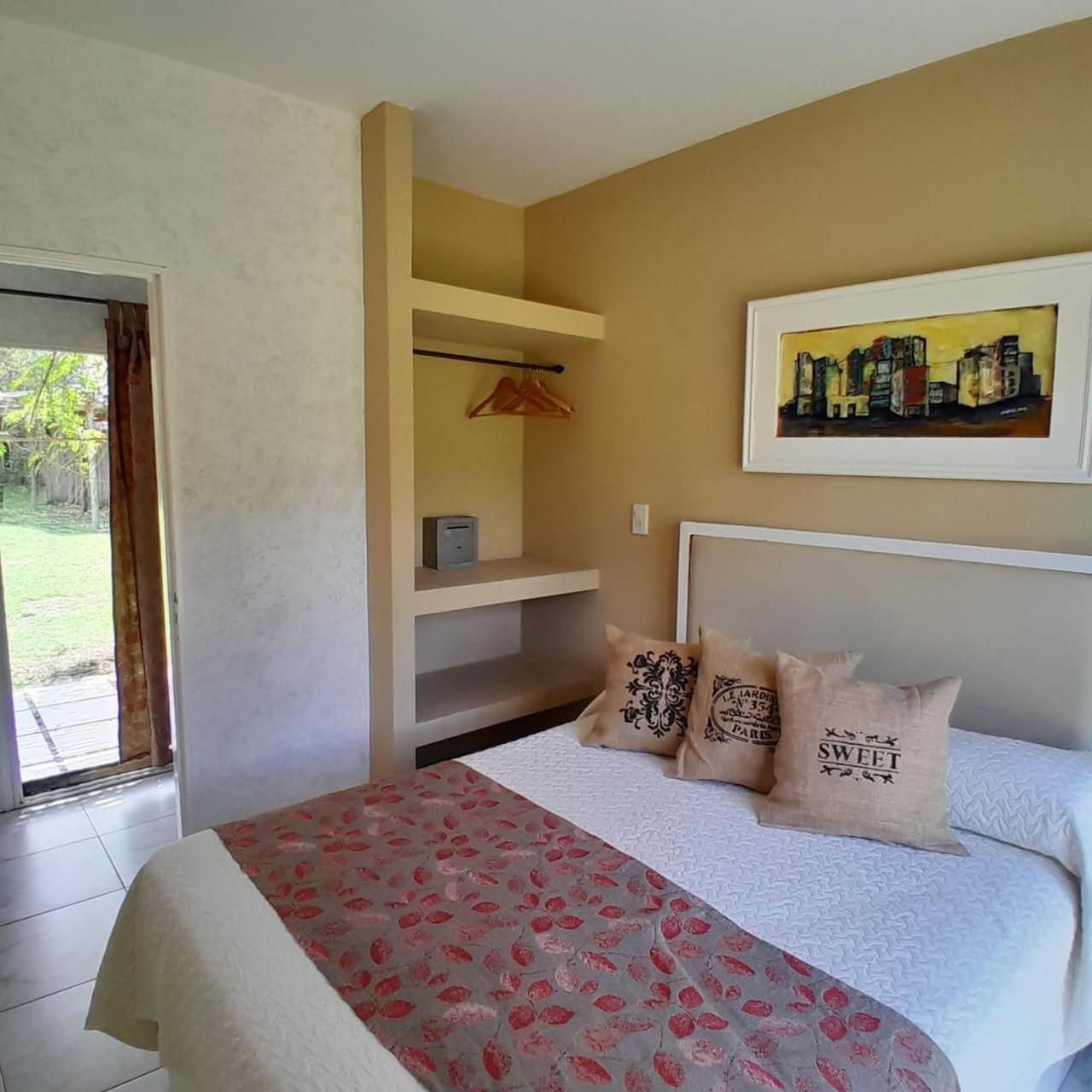 One-Bedroom House photo 1
