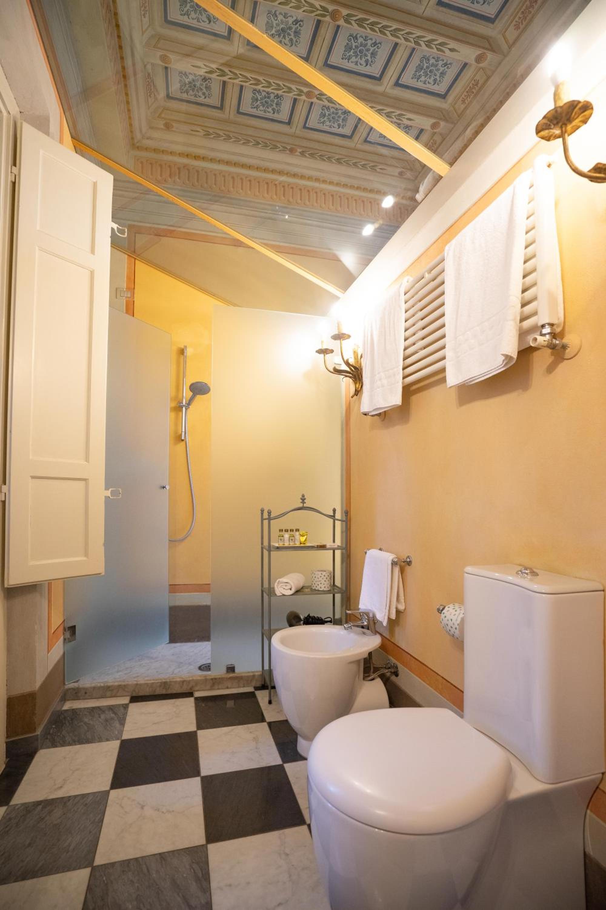 Suite with City View - Photo 8
