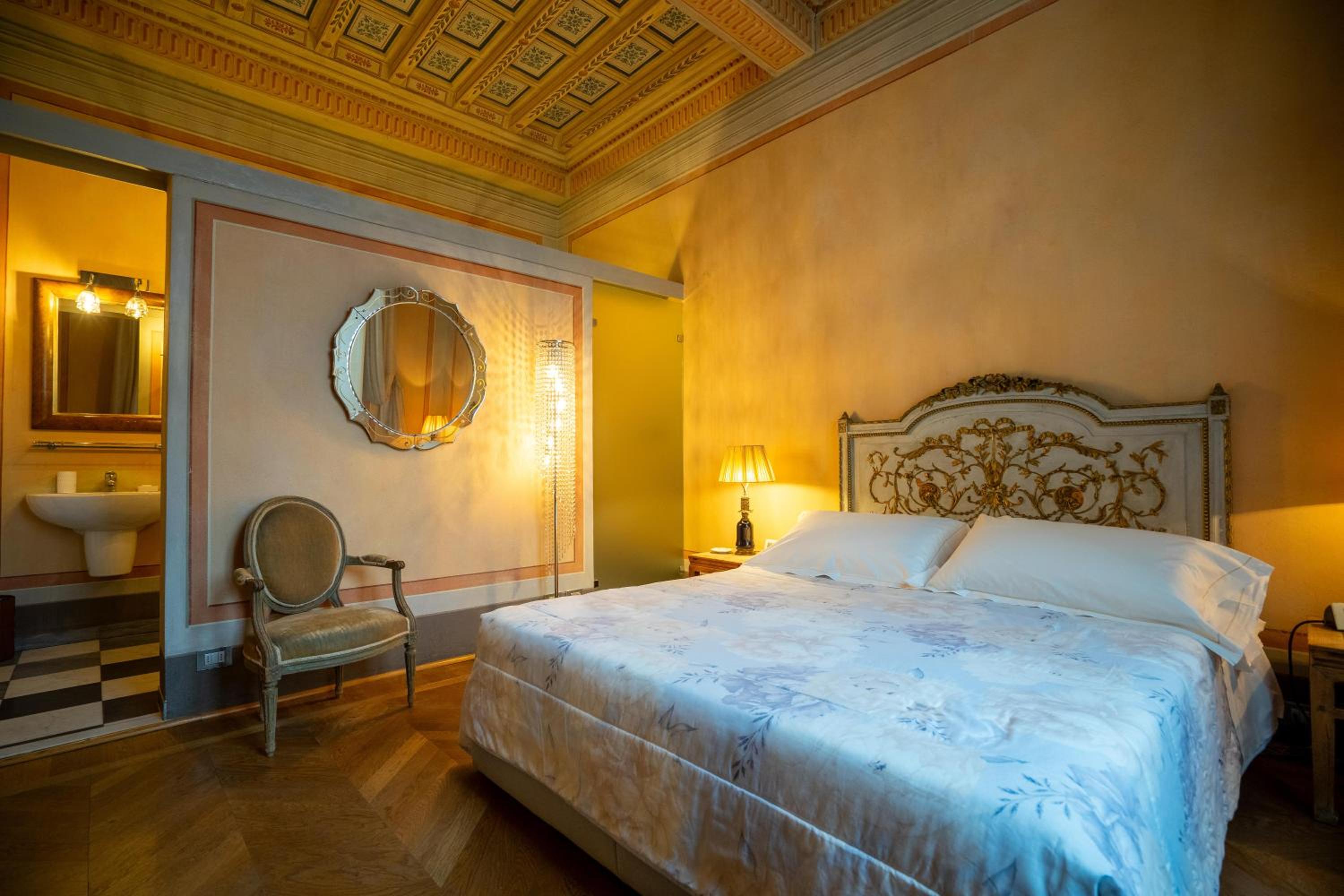 Suite with City View - Photo 3