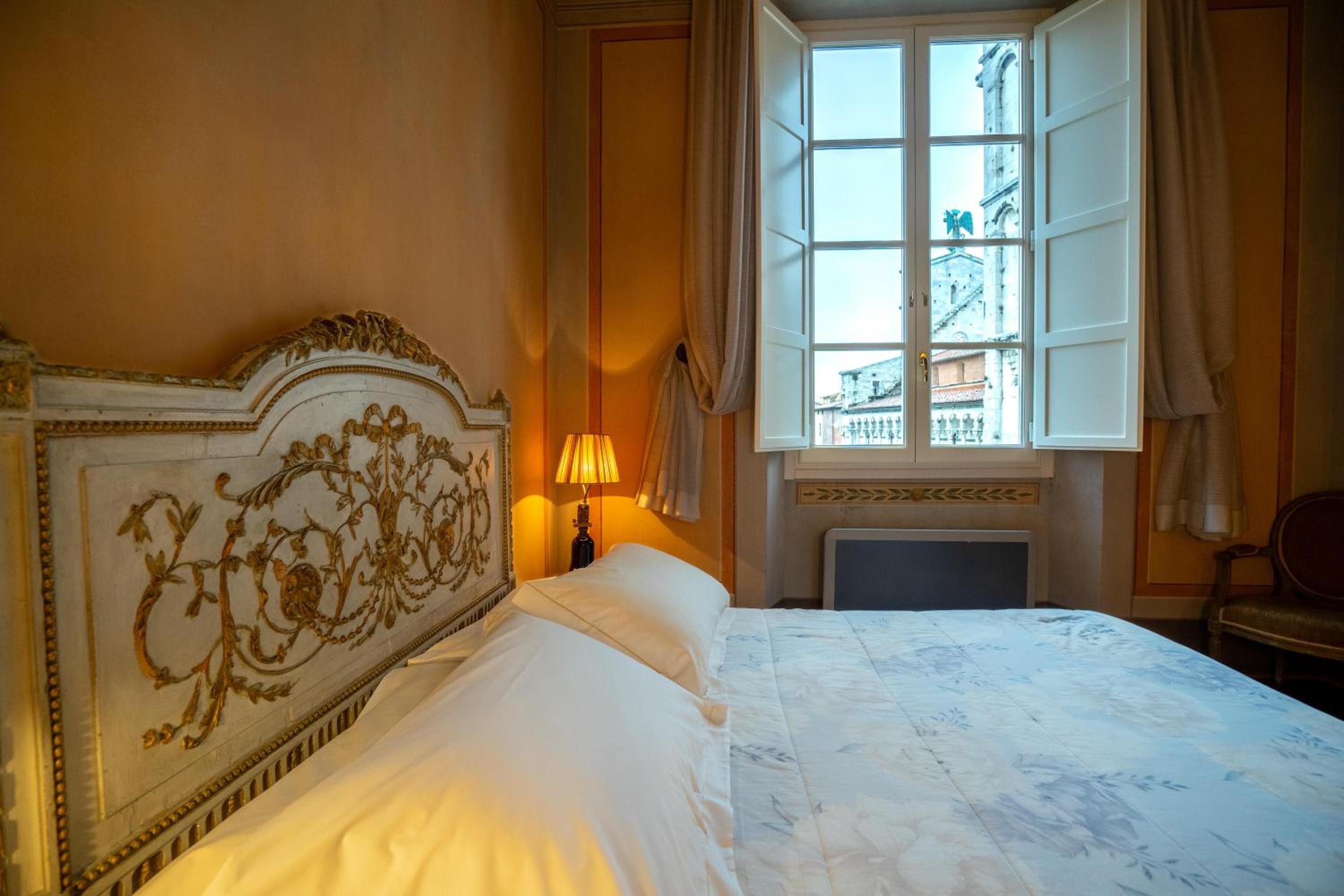 Suite with City View - Photo 9