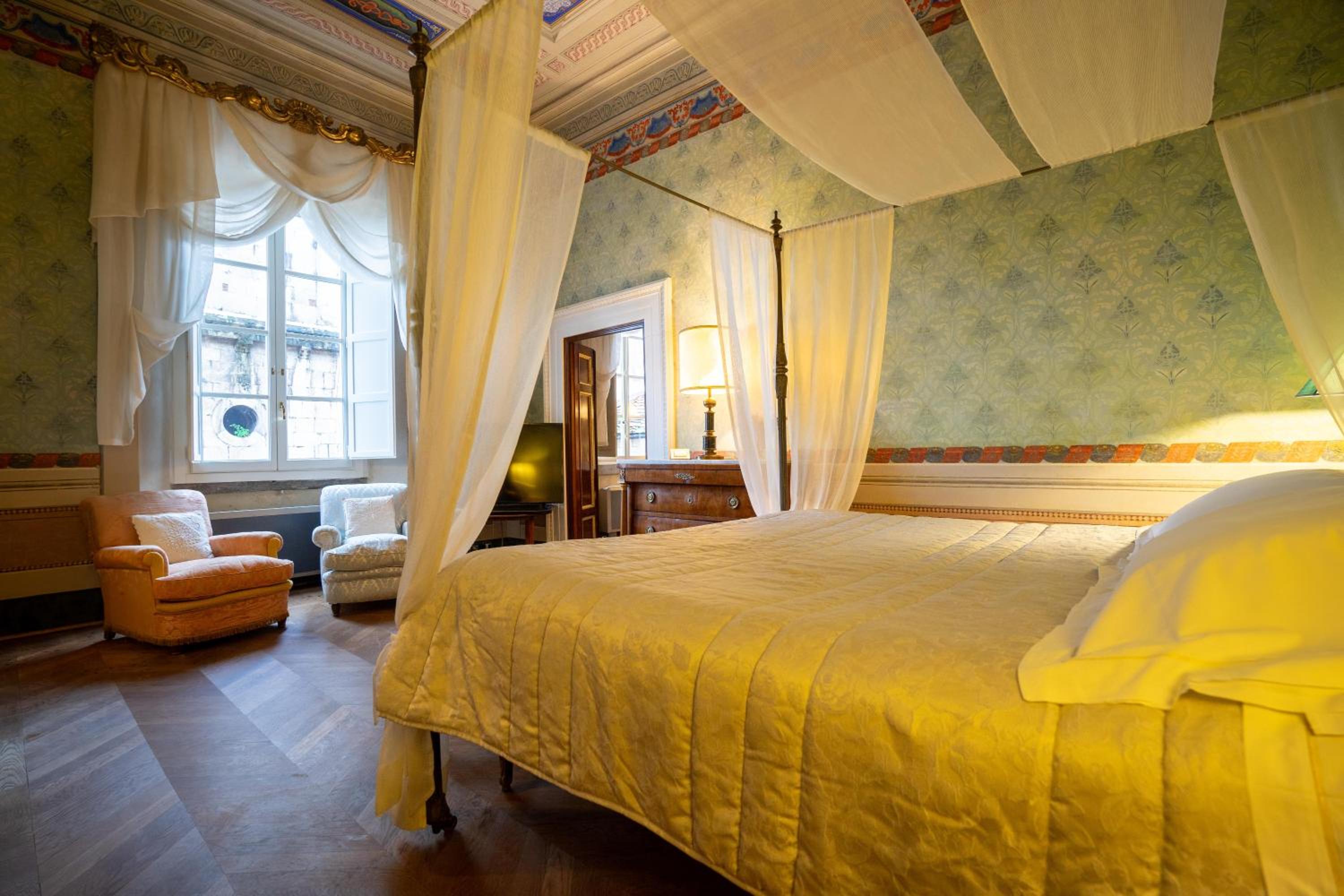 Deluxe King Suite - Photo 14