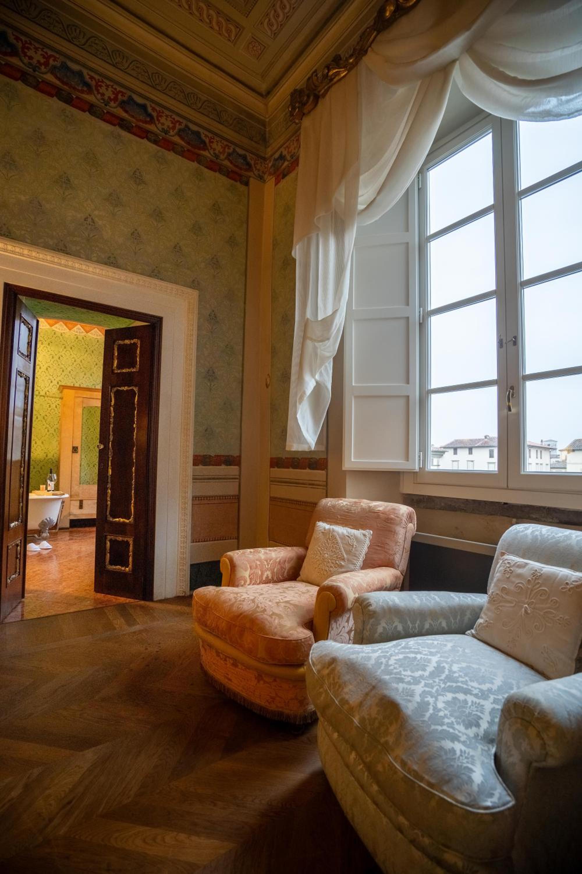 Deluxe King Suite - Photo 11