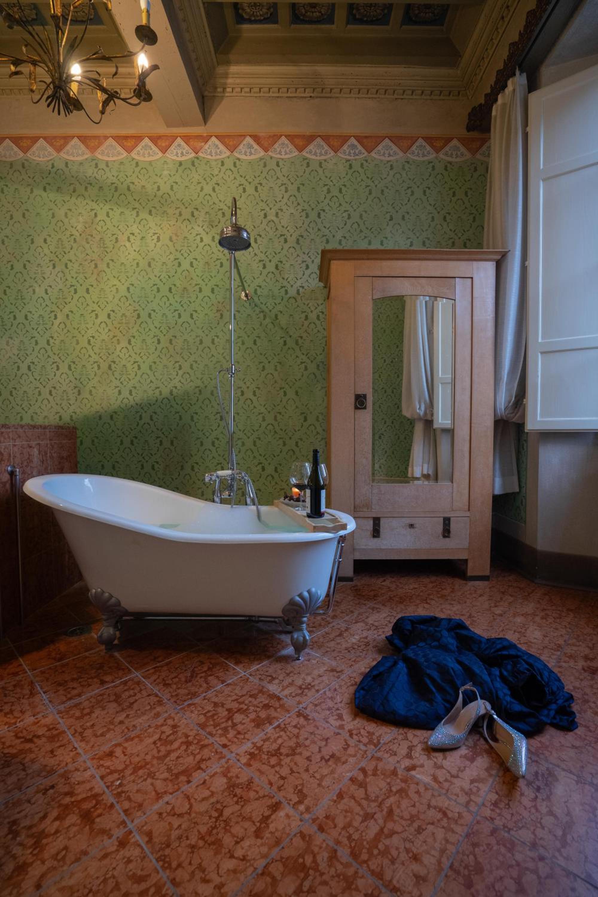 Deluxe King Suite - Photo 12