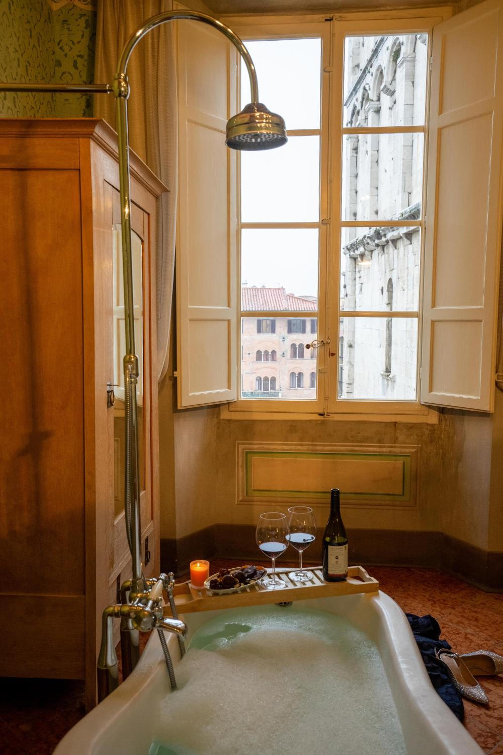 Deluxe King Suite - Photo 16