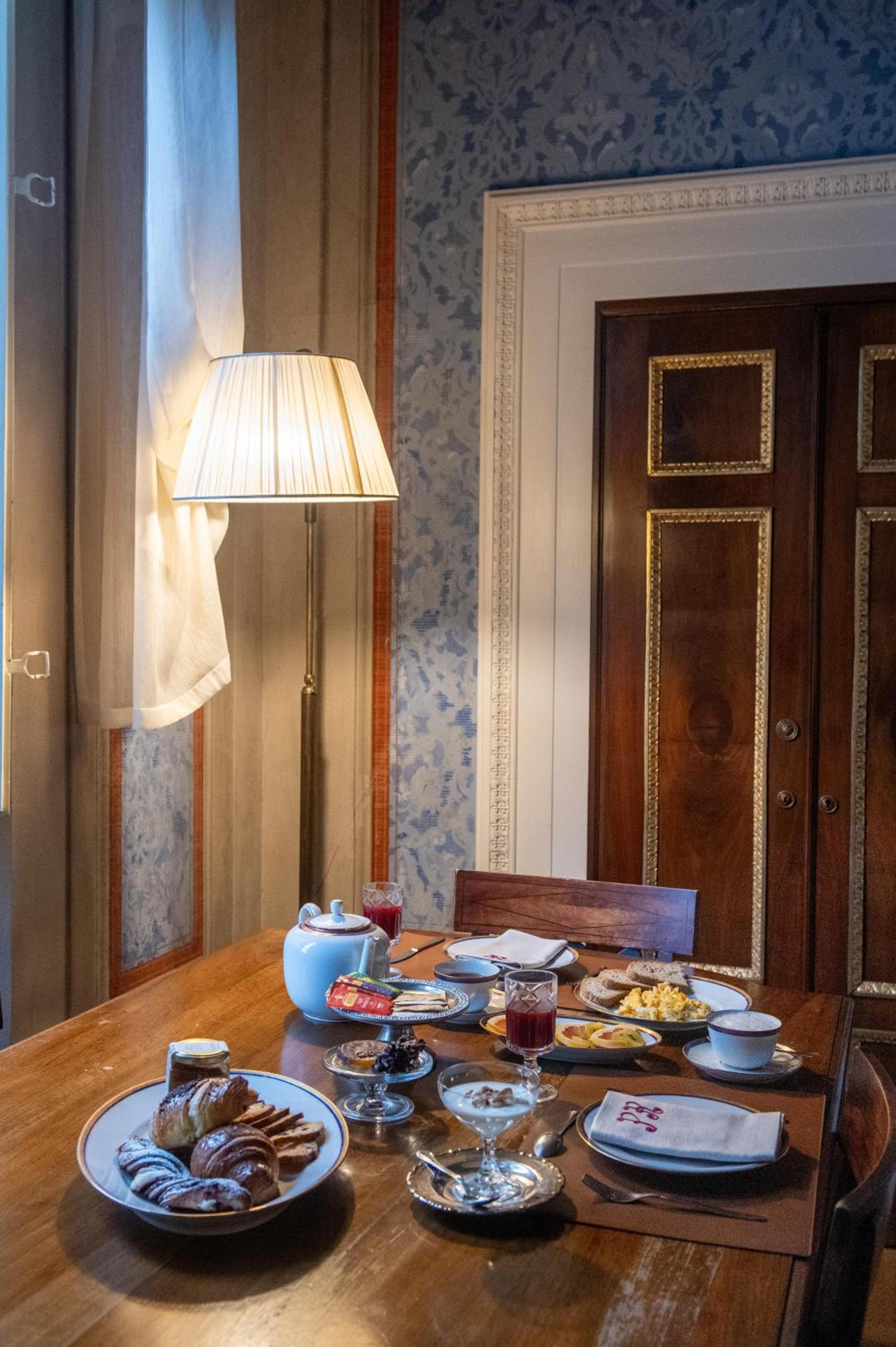 Deluxe King Suite - Photo 13