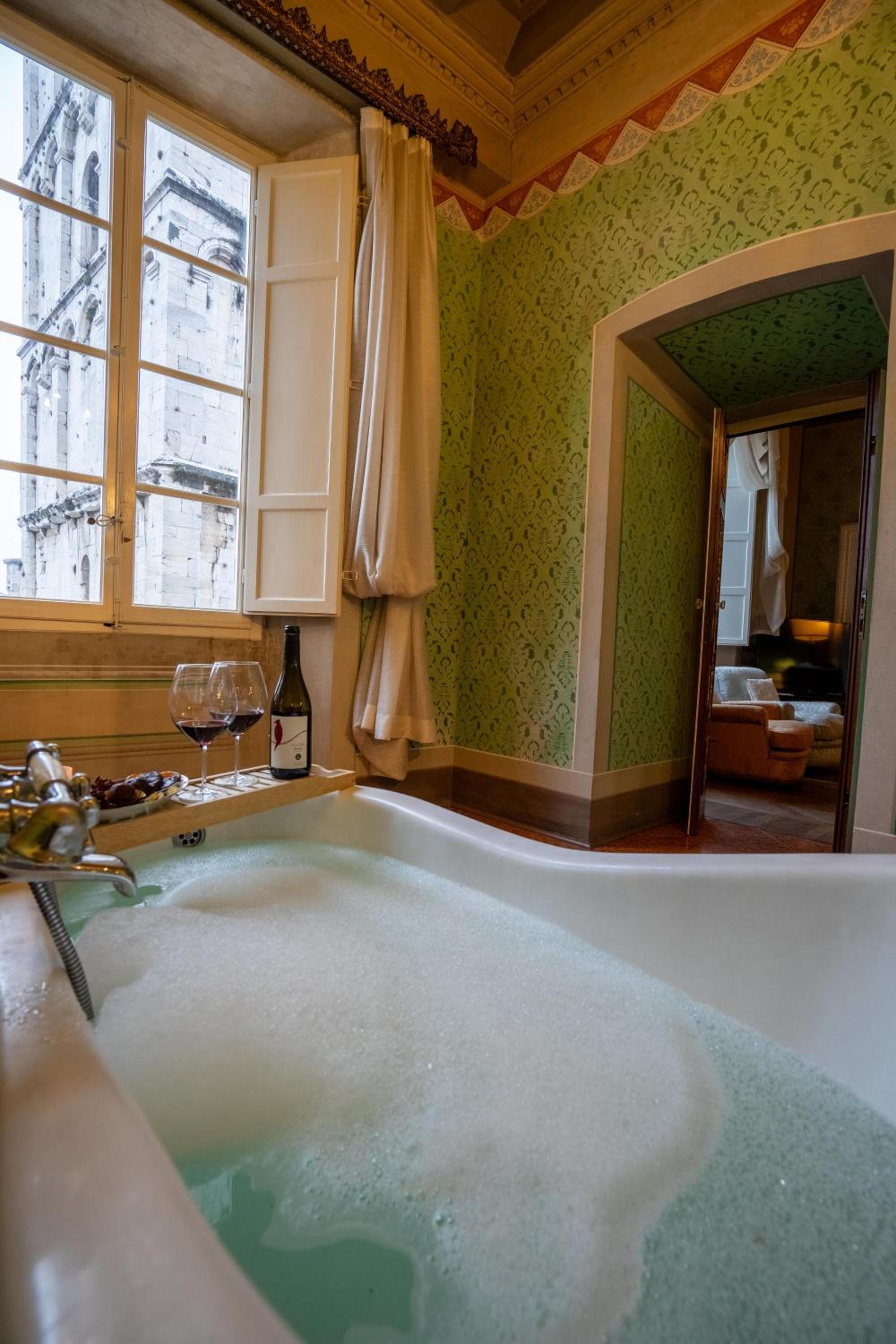 Deluxe King Suite - Photo 7