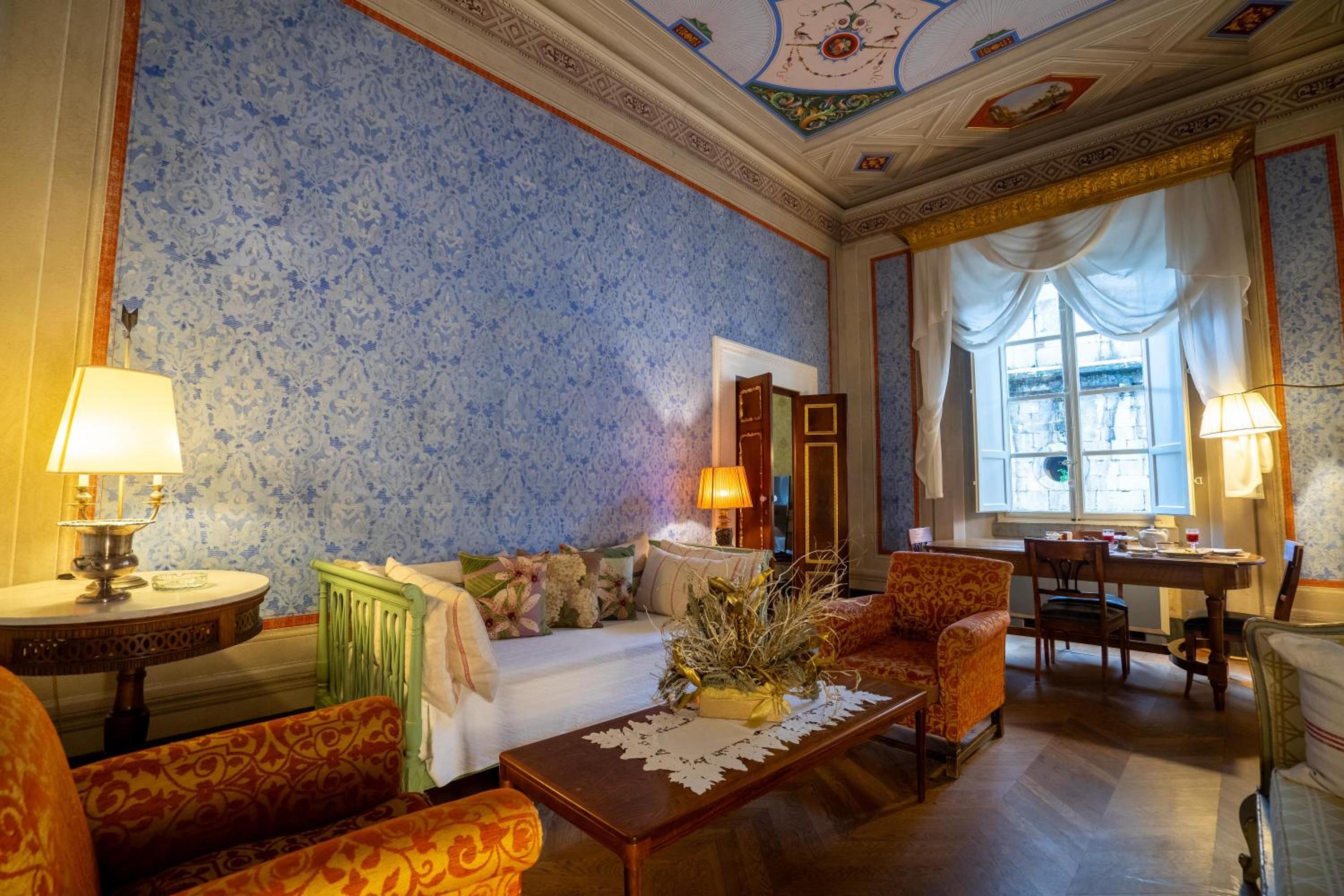 Deluxe King Suite - Photo 2