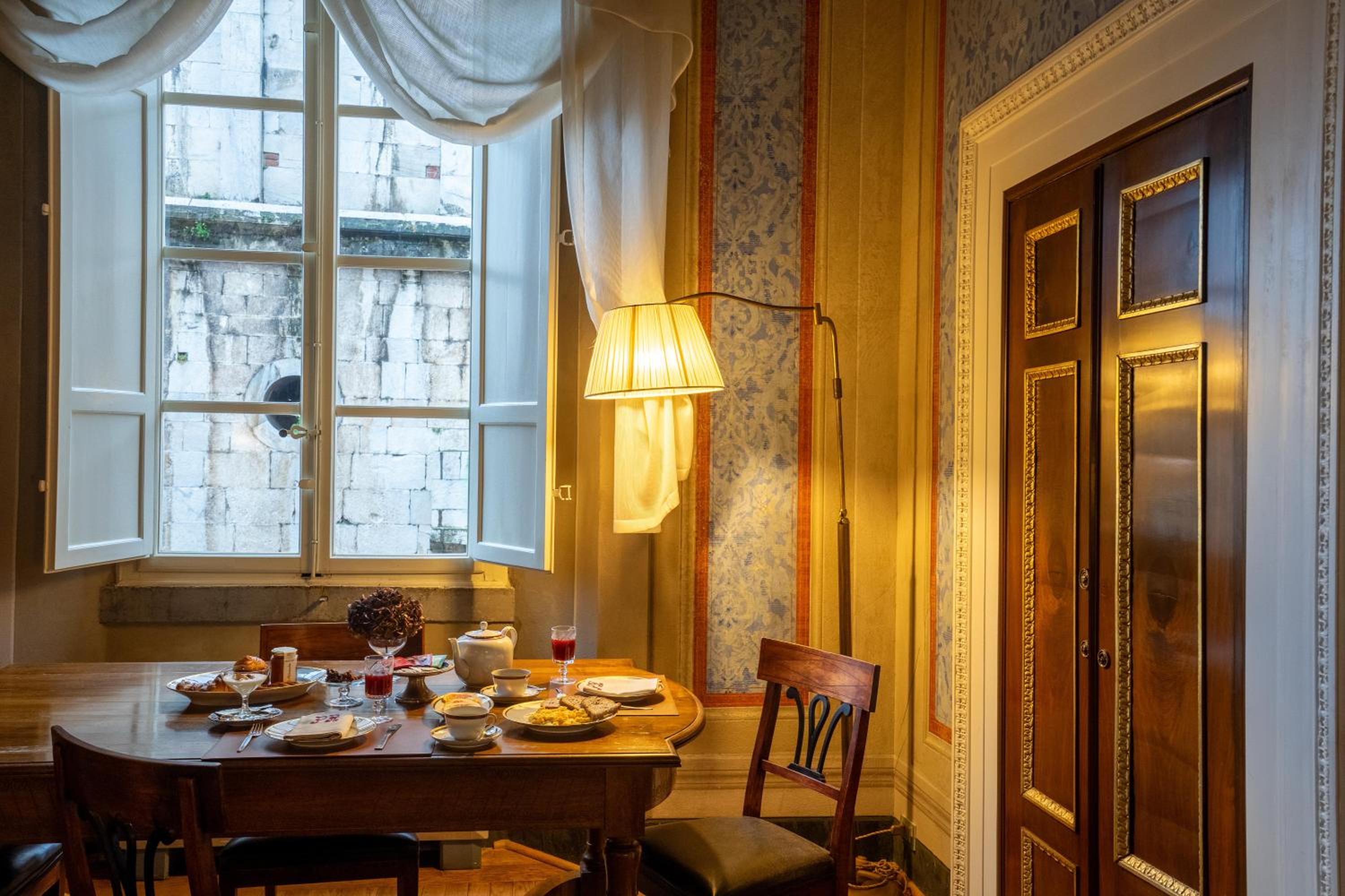 Deluxe King Suite - Photo 8