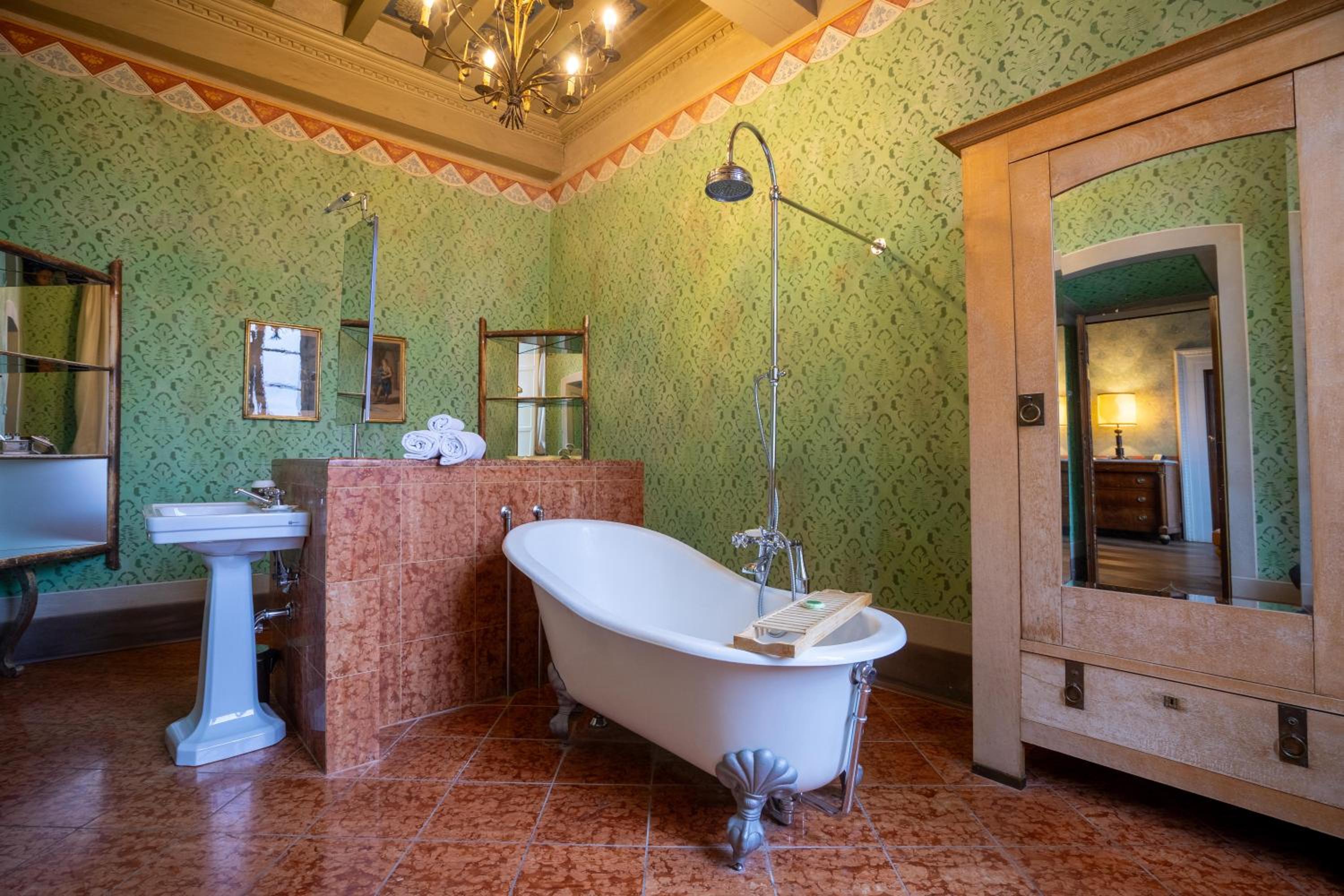 Deluxe King Suite - Photo 3