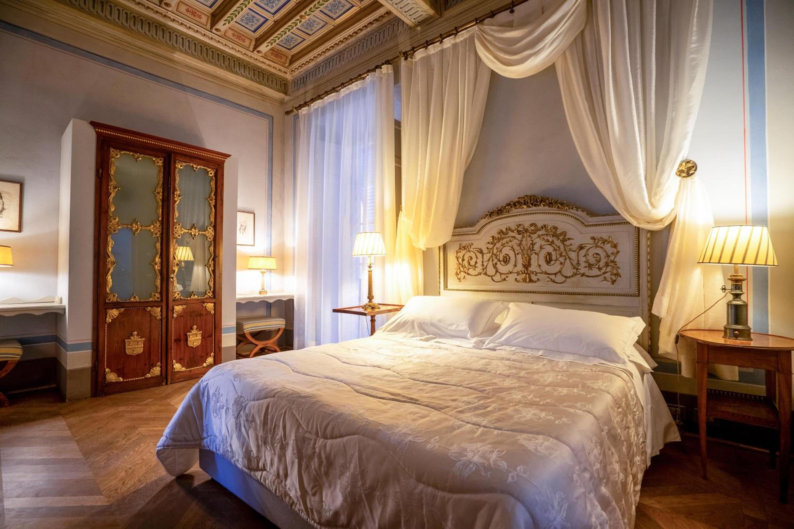 Deluxe Queen Suite - Photo 6