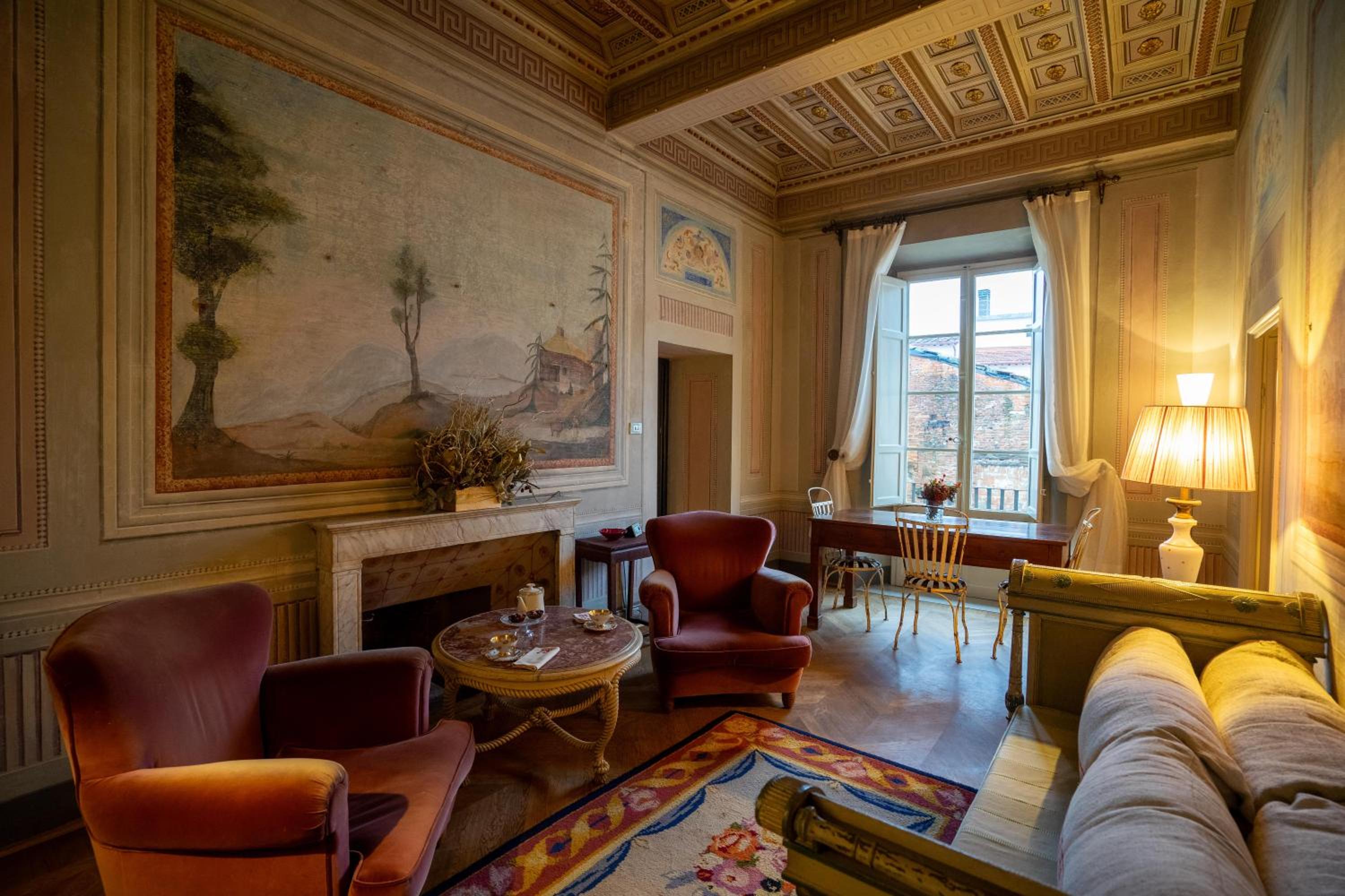 Deluxe Queen Suite - Photo 12